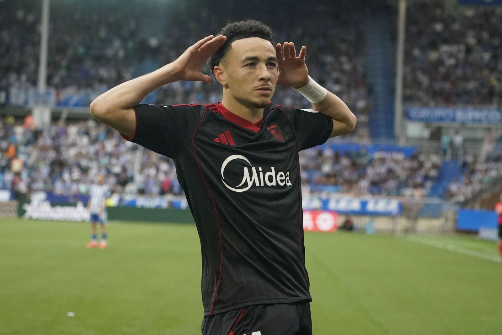 Rubén Vargas celebra el tanto con el que se adelantó el Sevilla en Vitoria.
