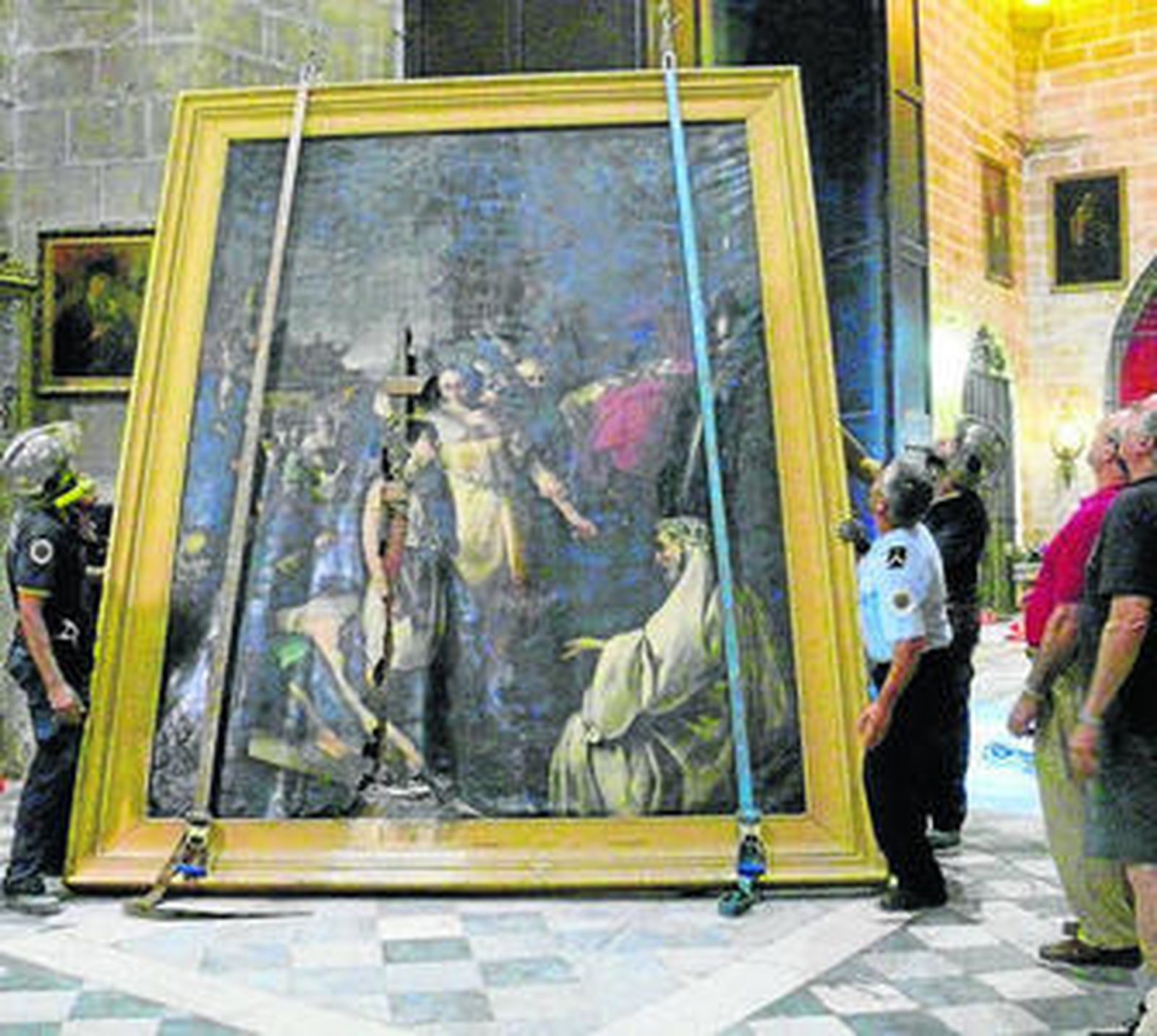 Una imagen de la bajada del cuadro la Madre de los Macabeos, realizada por los Bomberos en La Prioral.