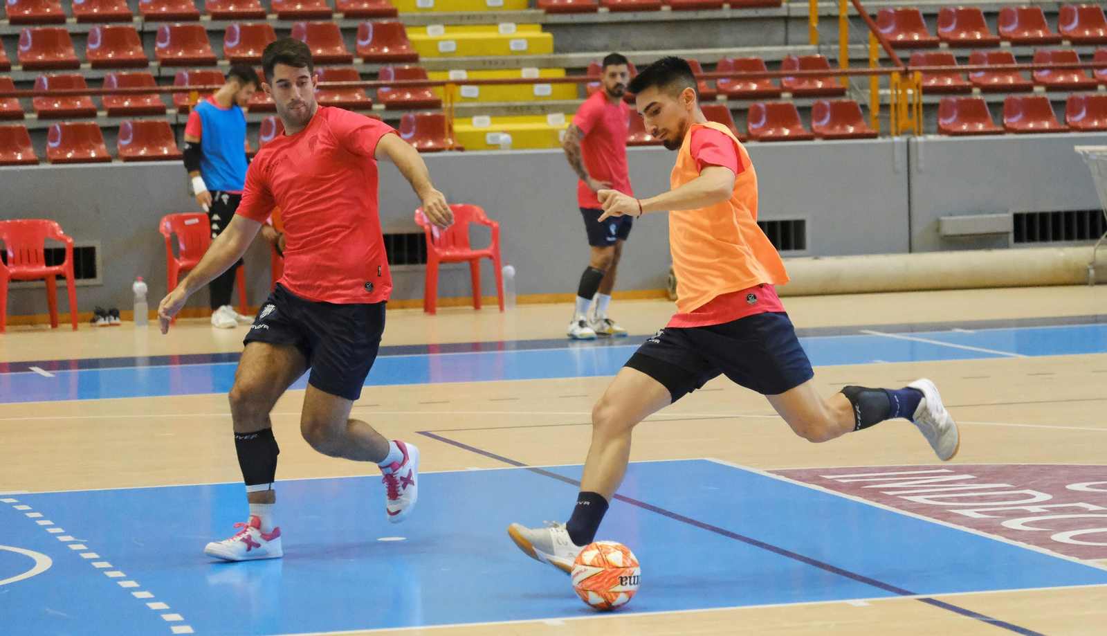 Lucas Bolo saca el disparo ante Ismael en un entrenamiento del Córdoba Patrimonio.