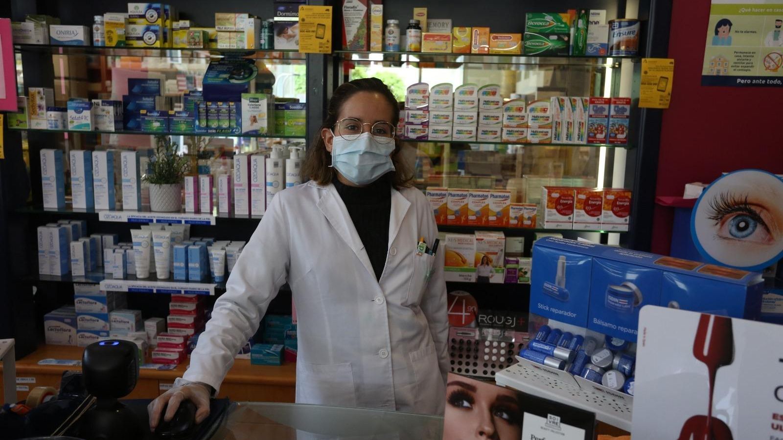 María, tras el mostrador de su farmacia.