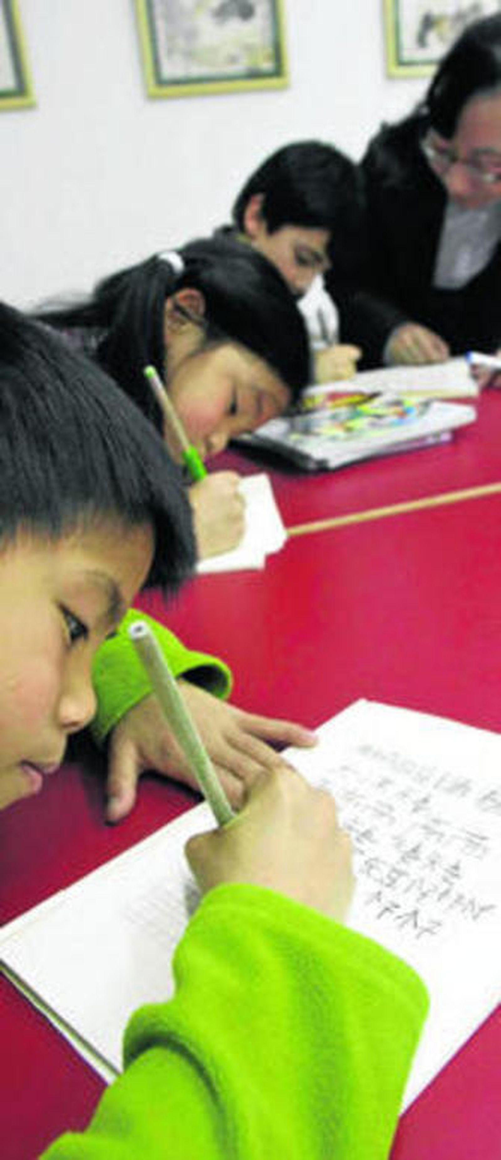 Varios niños estudiando chino en el Instituto Confucio.