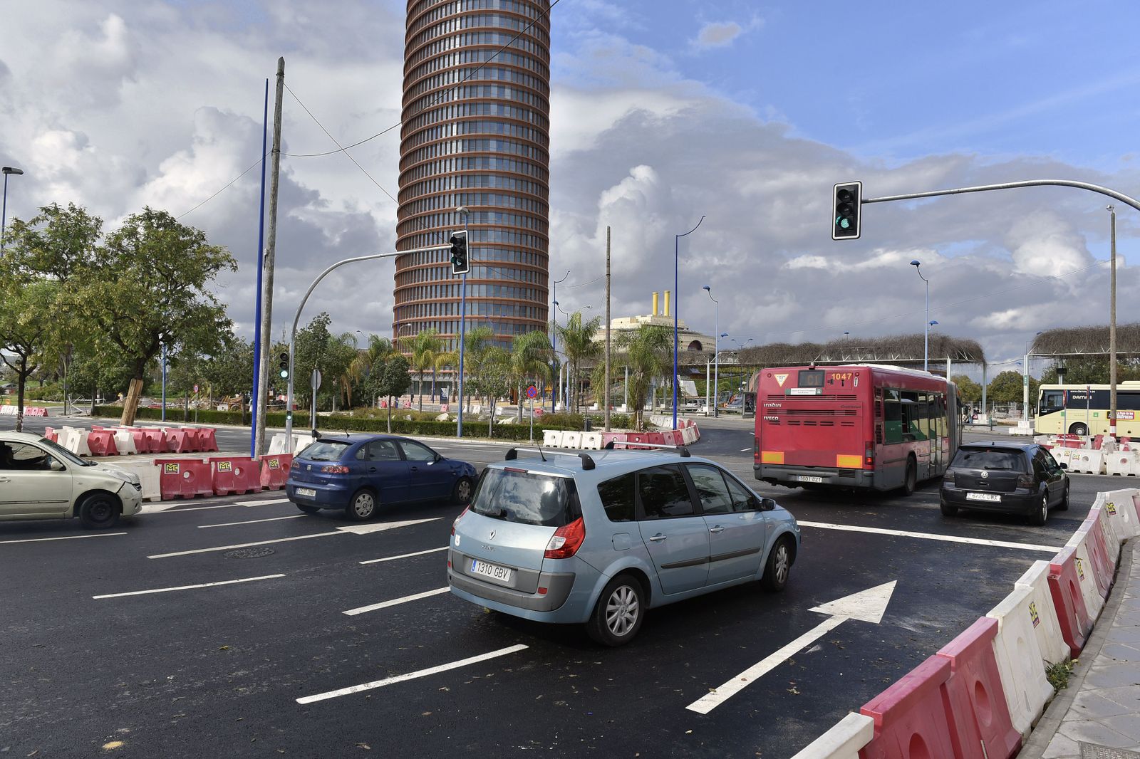 Imagen de archivo con tráfico y autobuses, uno de ellos del Consorcio, en la Torre Pelli.