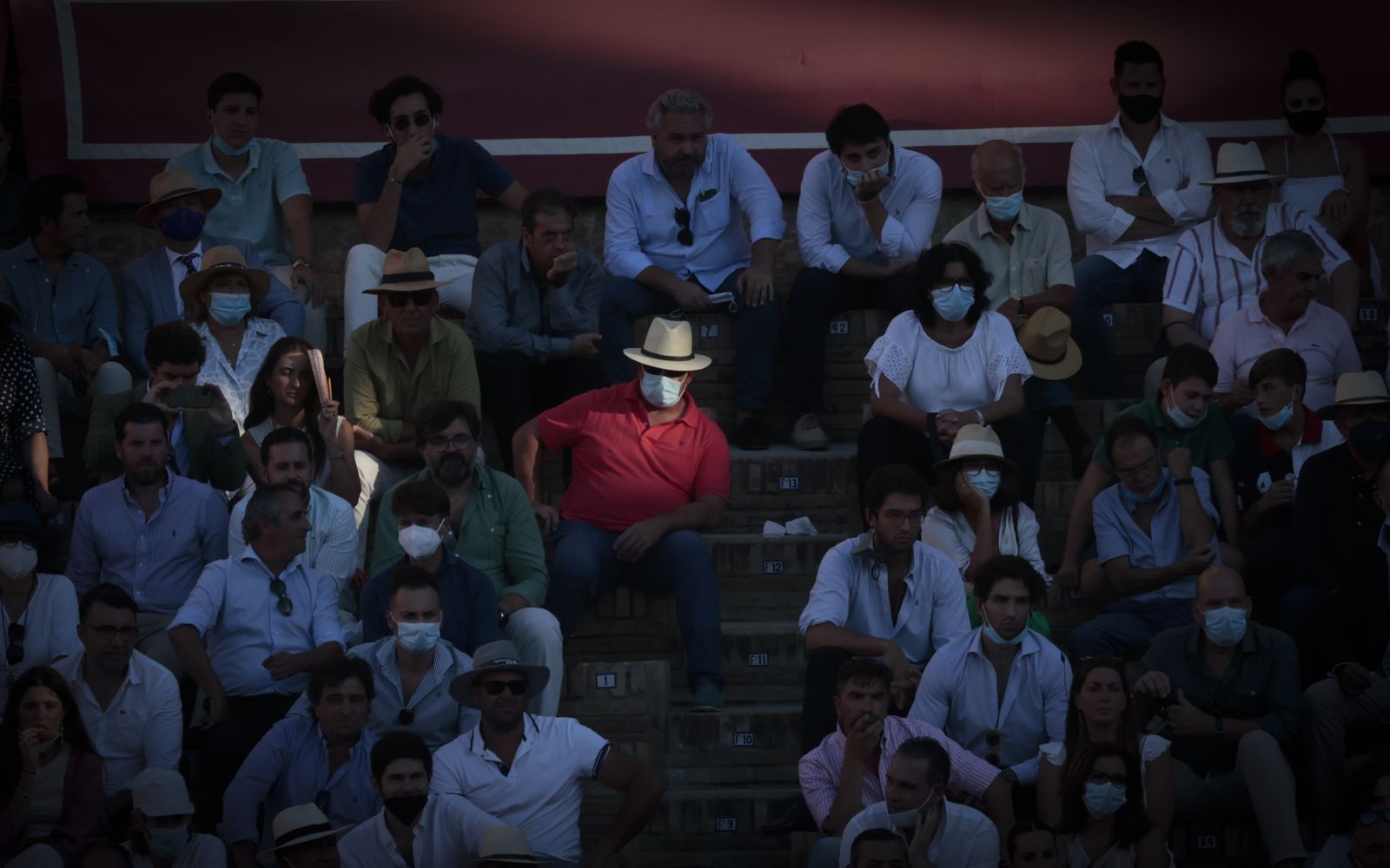Gente en un tendido de una plaza de toros.