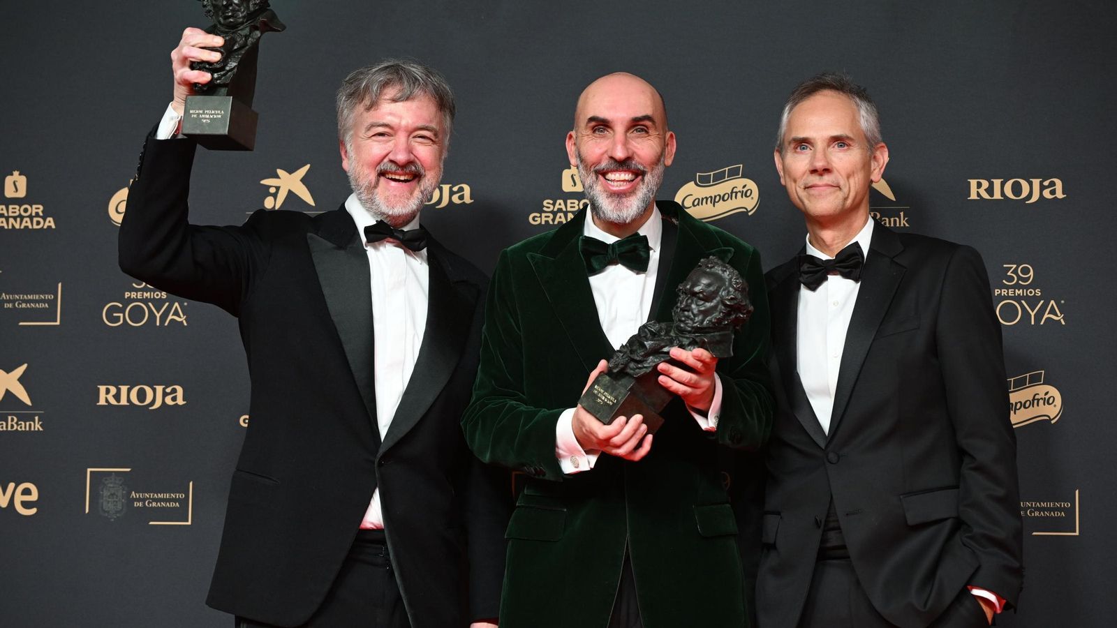 Los productores de 'Mariposas negras', tras ganar en Mejor Película de Animación. Los productores de 'Mariposas negras', tras ganar en Mejor Película de Animación.
