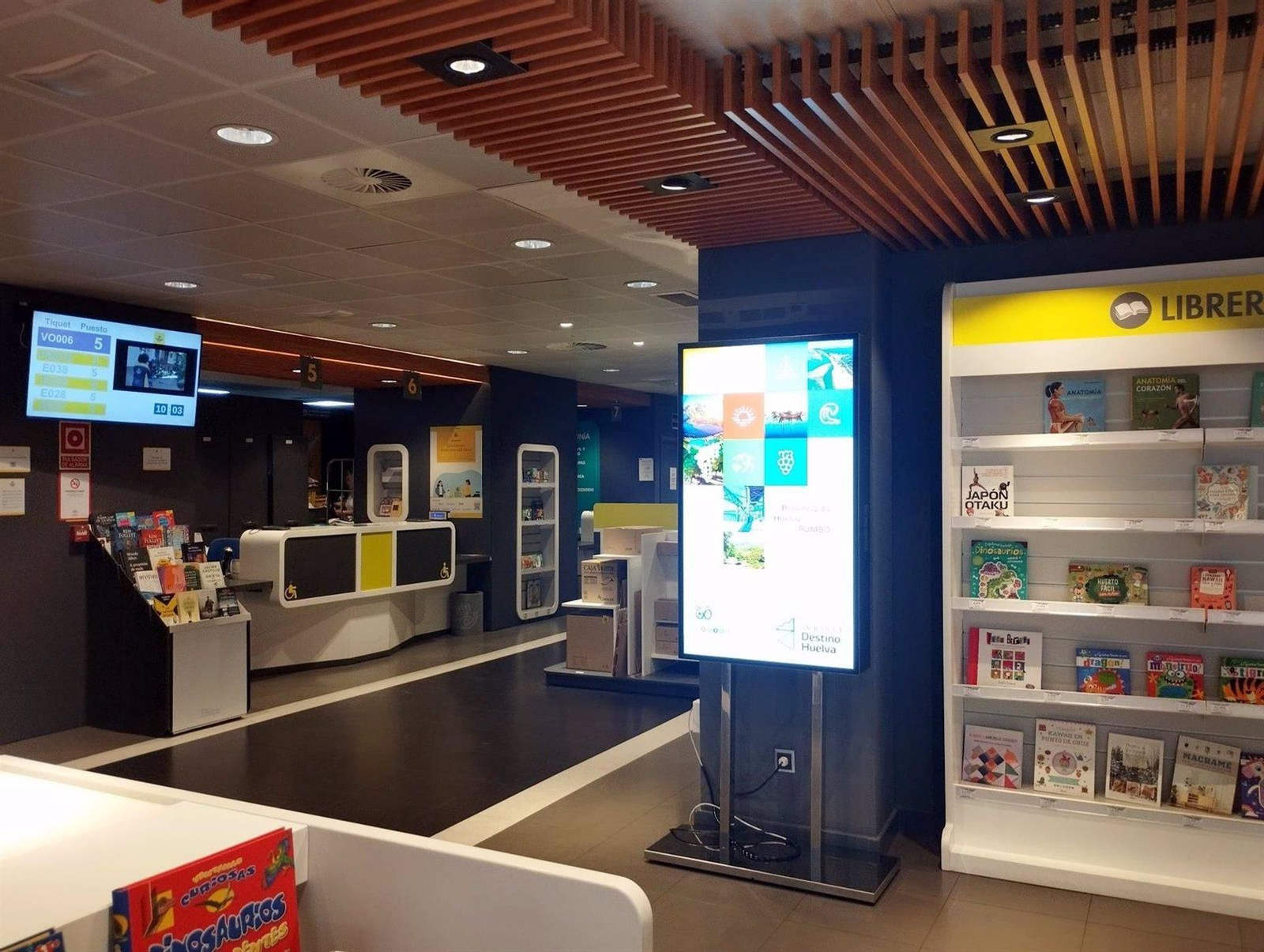 Imagen de la pantalla de promoción turística de la provincia en una oficina de Correos en Huelva