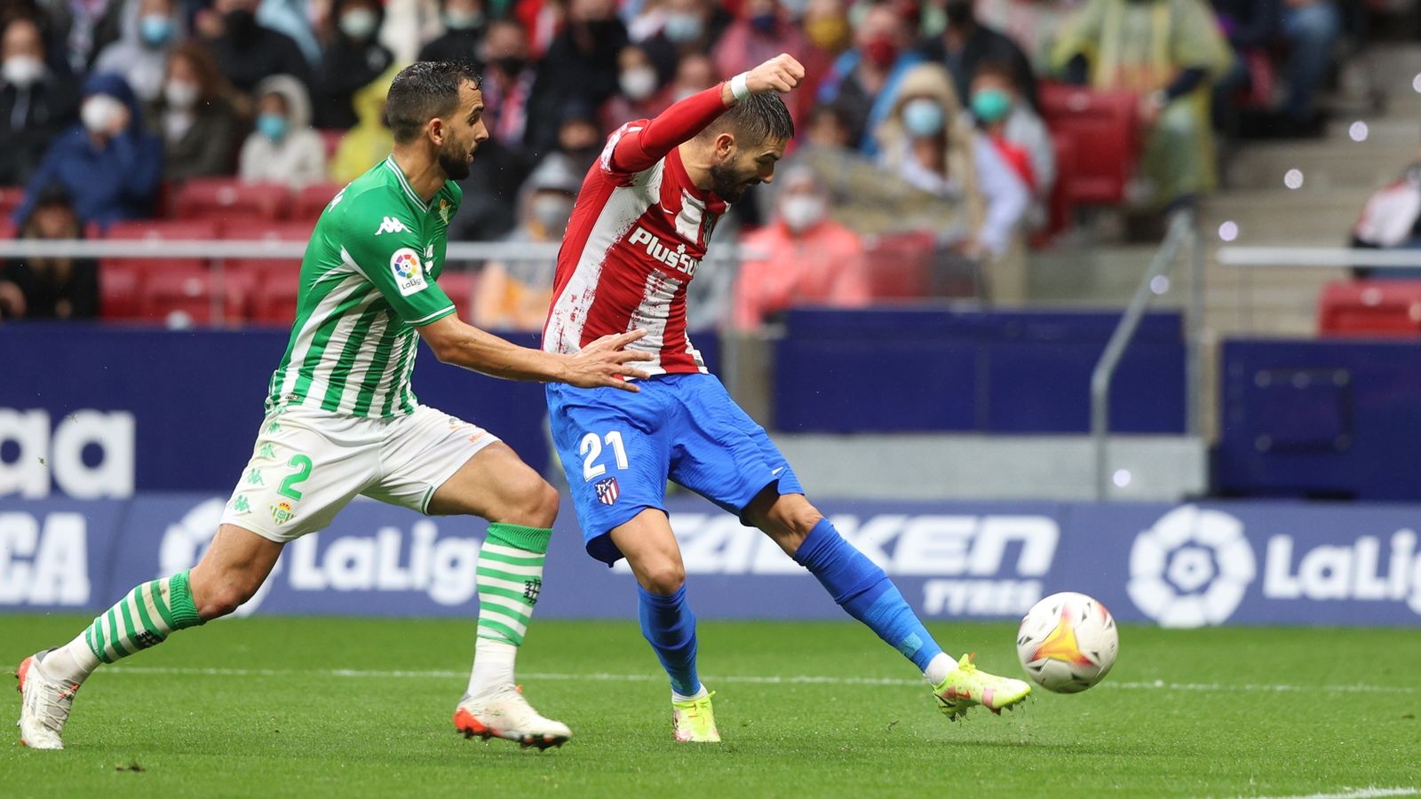 Carrasco dispara con la zurda a gol tras recortar ante Montoya.