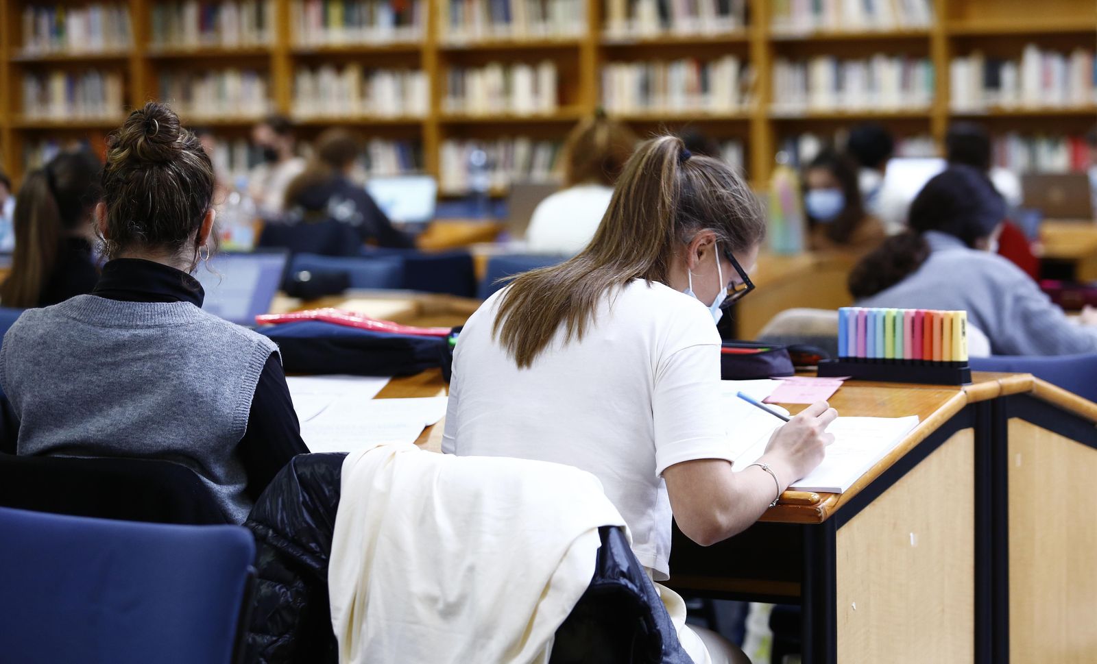 Estudiantes en la Biblioteca General de la UMA