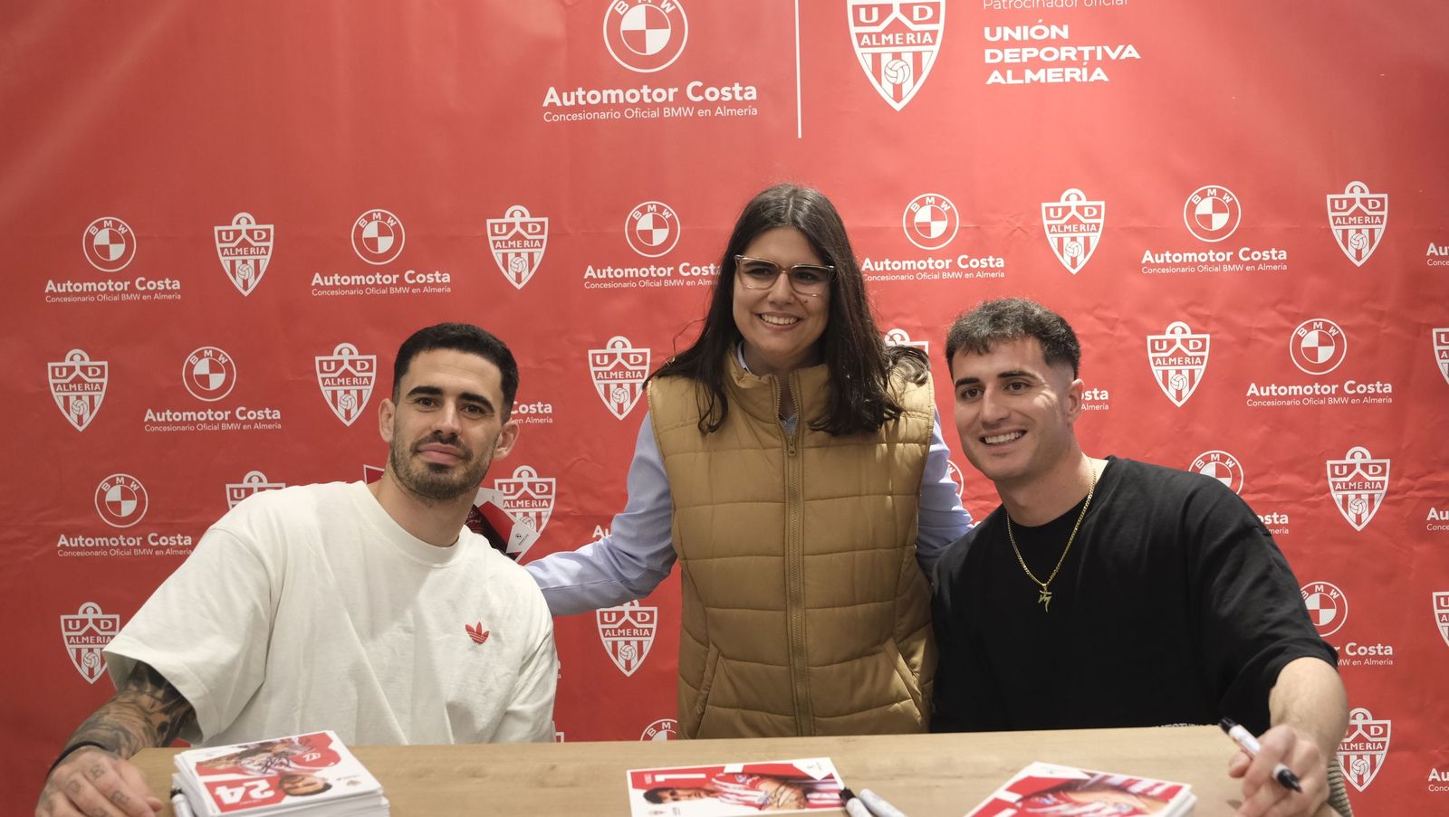 La firma de autógrafos de Jon Morcillo y Miguel de la Fuente en Automotor Costa BMW