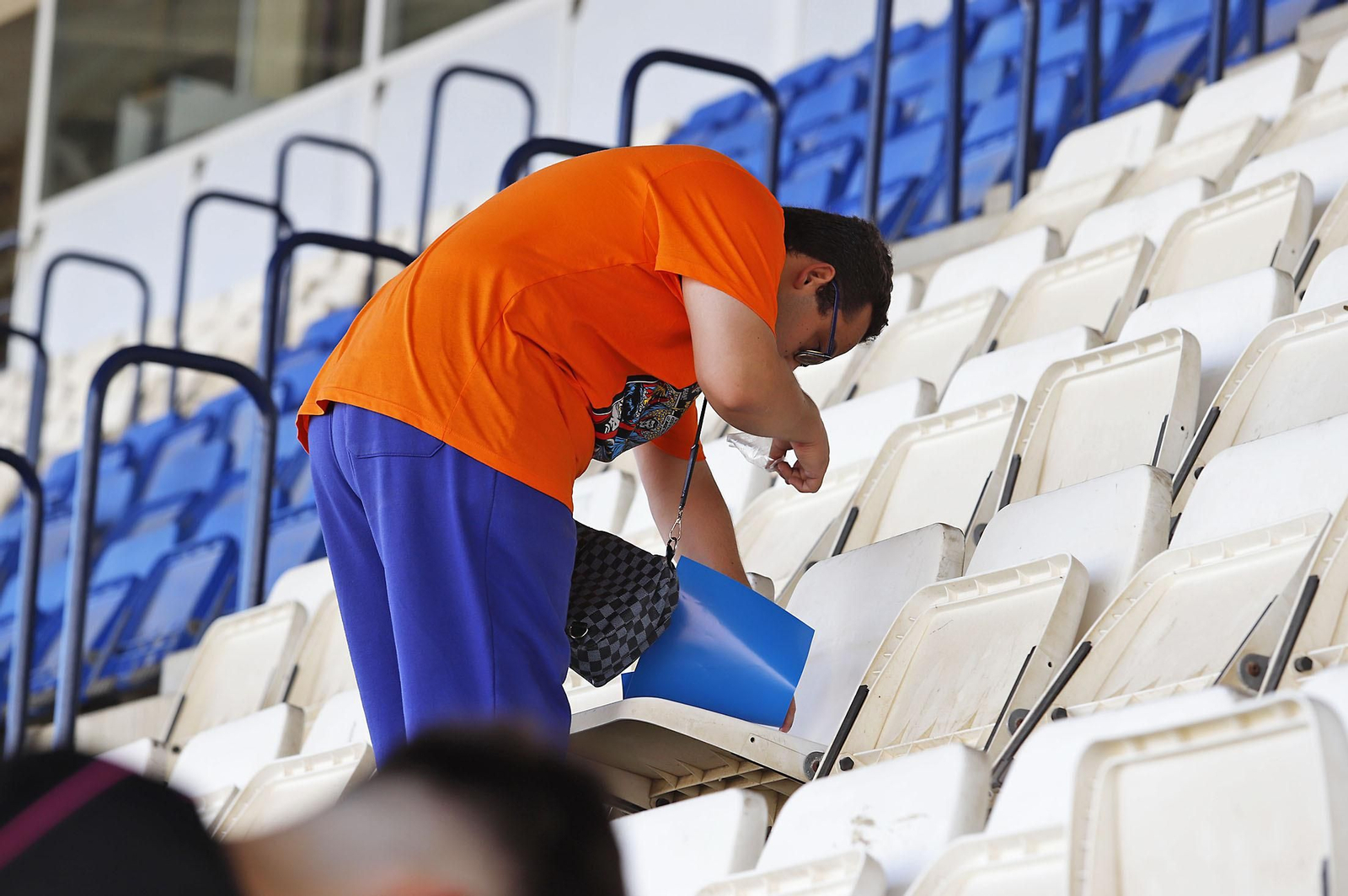 Los aficionados preparan el mosaico del partido del ascenso Recreativo de Huelva-Cacereño