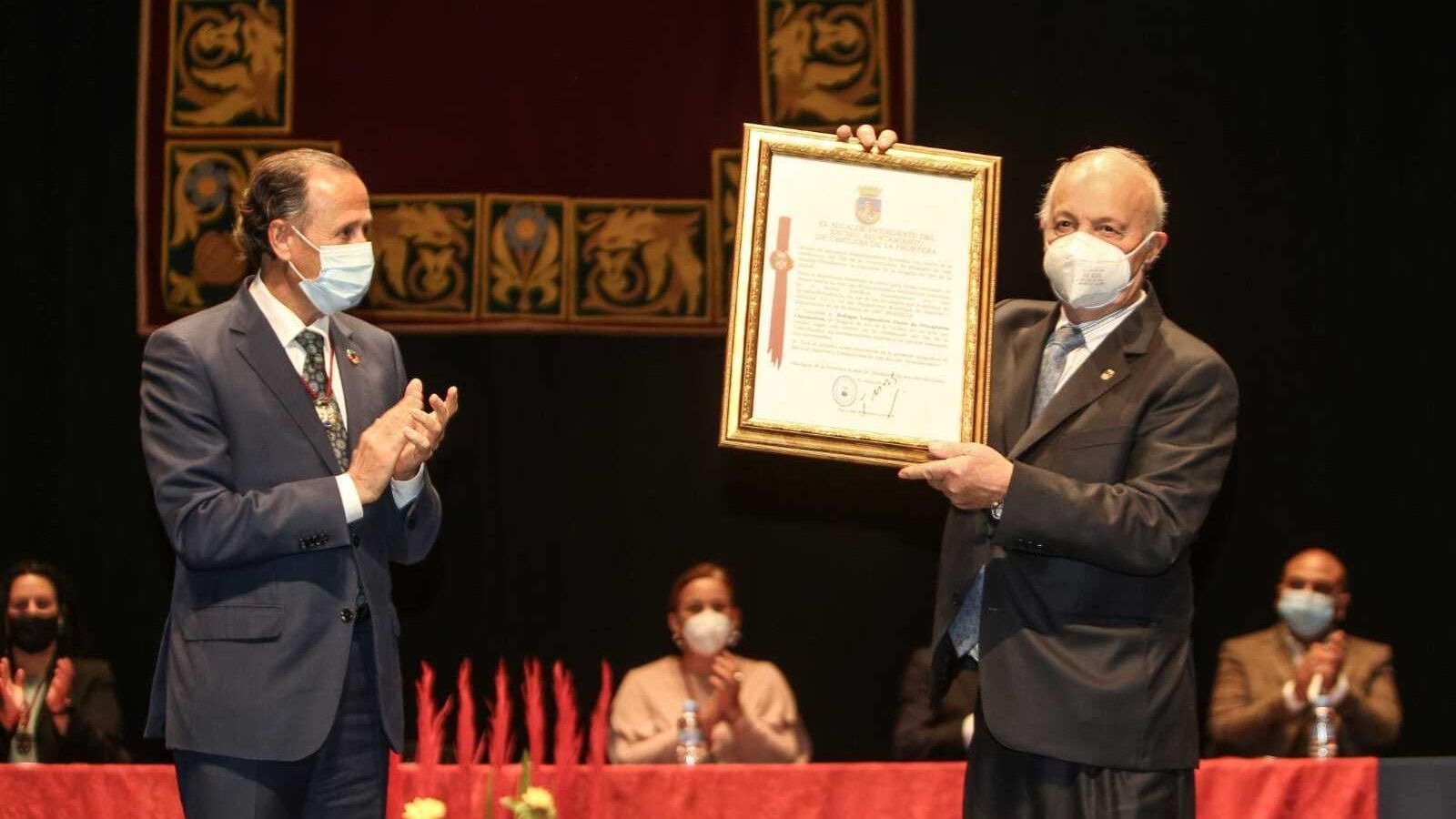 Manuel Manzano recibe la distinción en representación de la Cooperativa Unión de Viticultores Chiclaneros.