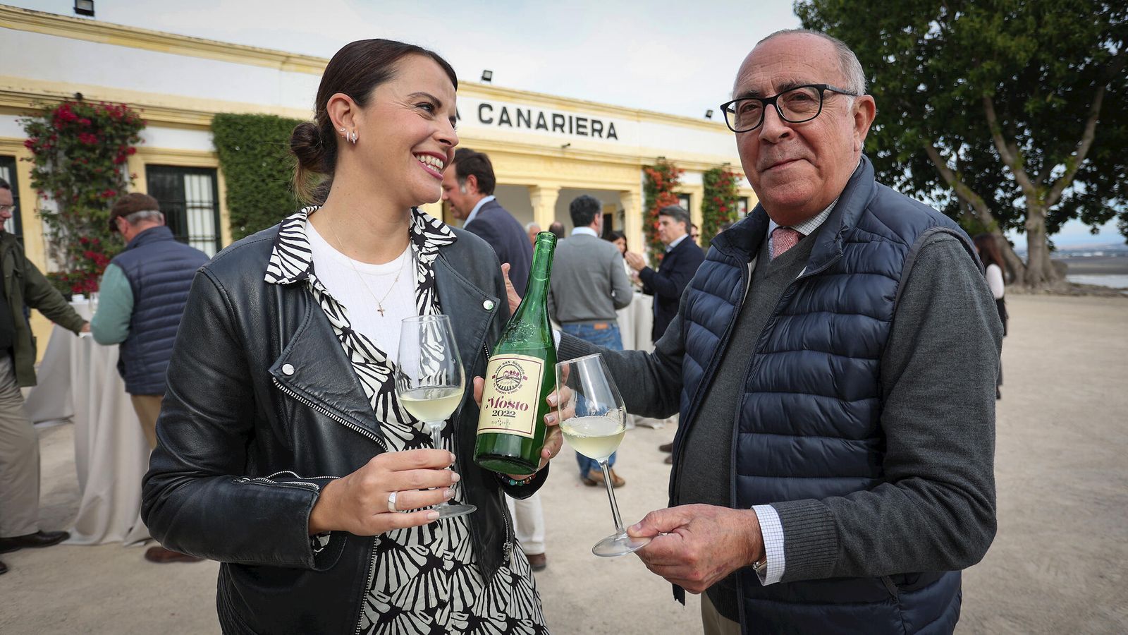 Antonio Flores y su hija Silvia, enólogo y asistente de enólogo de González Byass, con una botella de mosto.