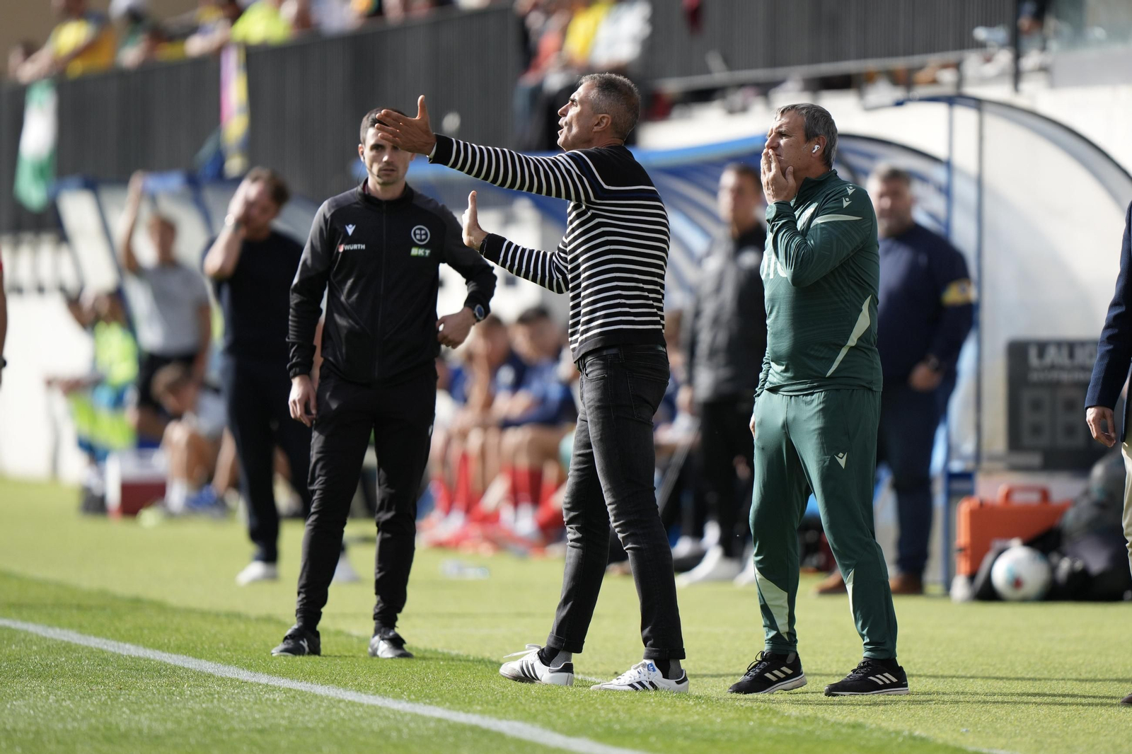 Garitano da instrucciones durante el partido contra el Andorra.