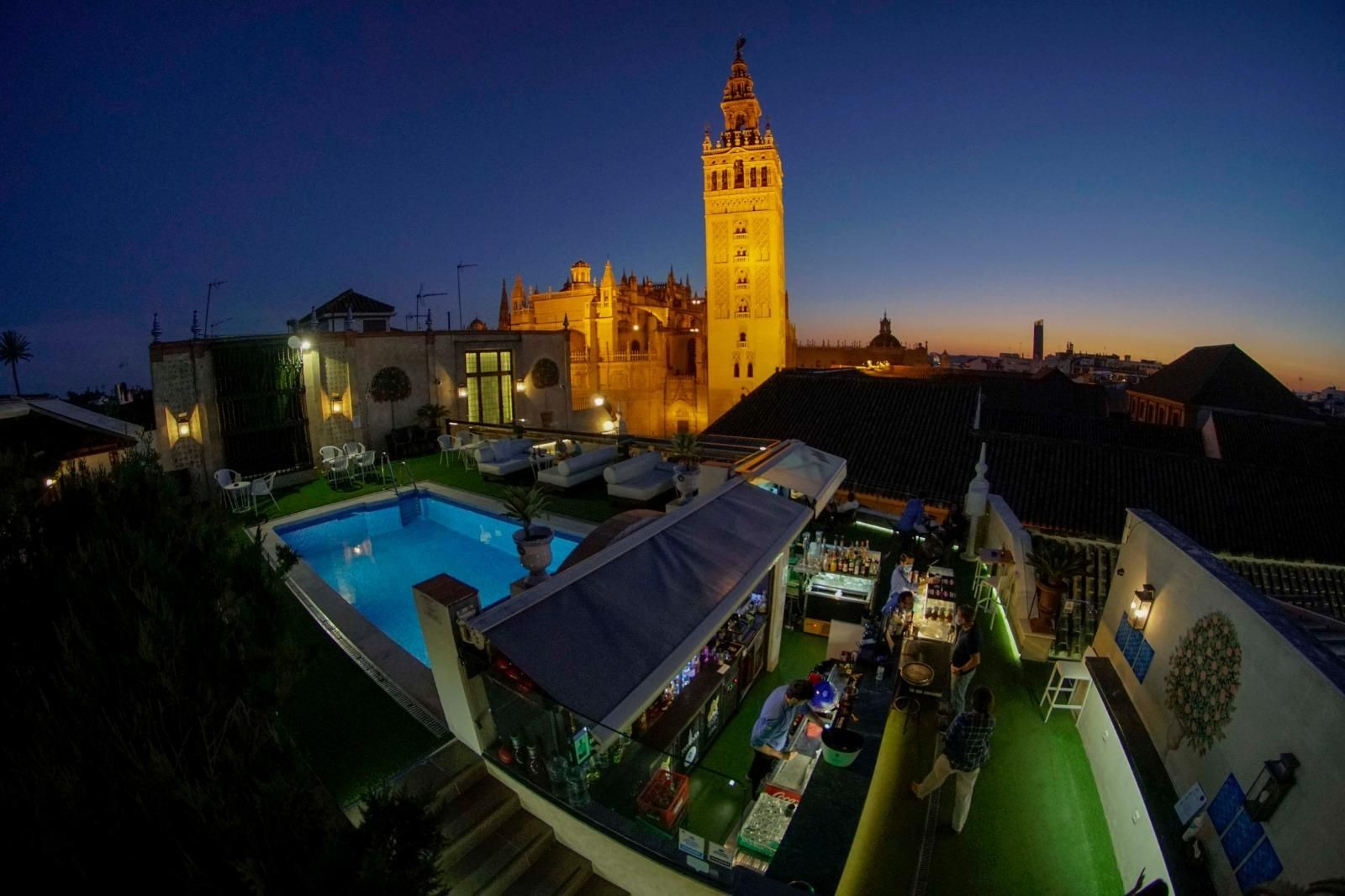 Terraza del hotel Doña María, con exclusivas vistas y clientela tras su reapertura esta semana.