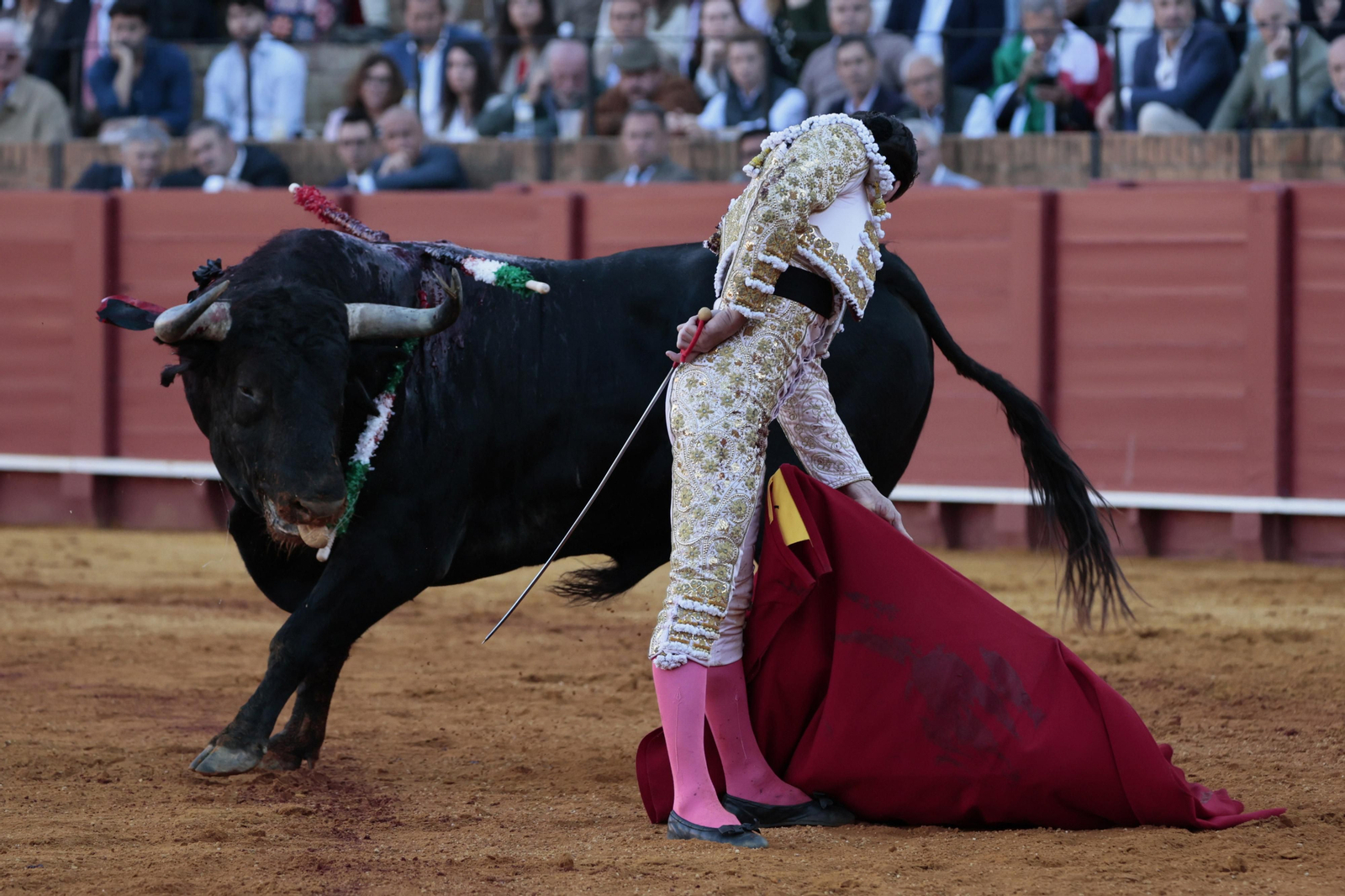 Las imágenes de la tercera del abono de los toros en la Maestranza  de Sevilla