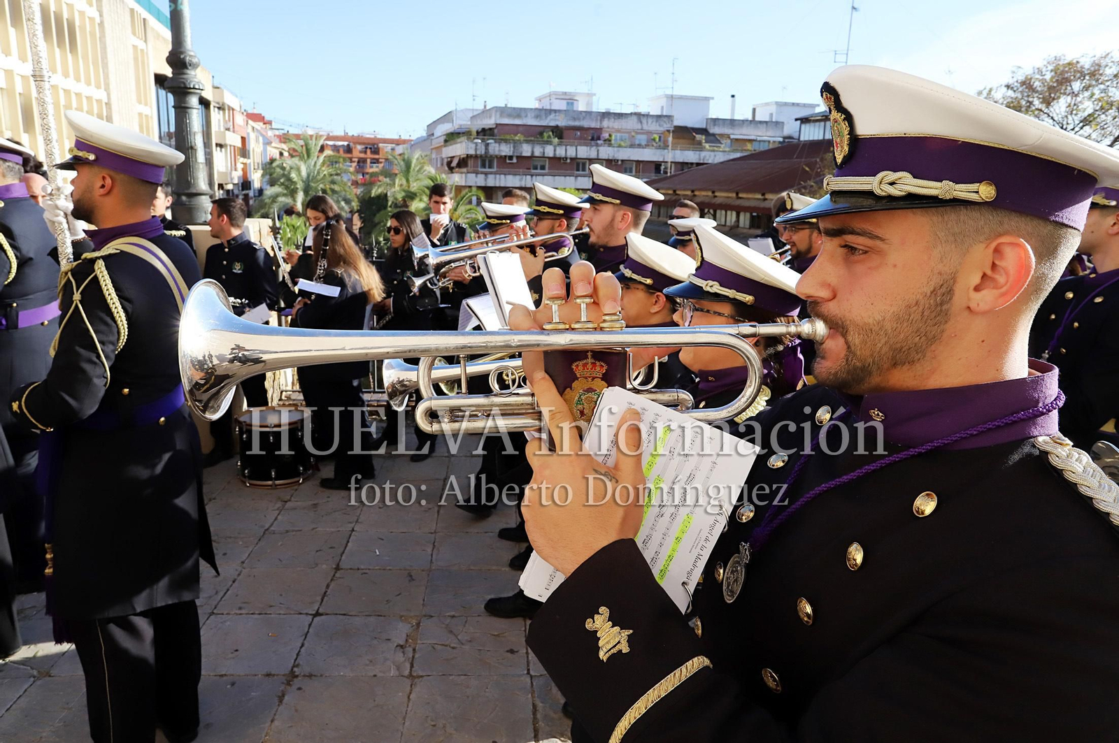 Imágenes de la procesión de Pasión en Huelva