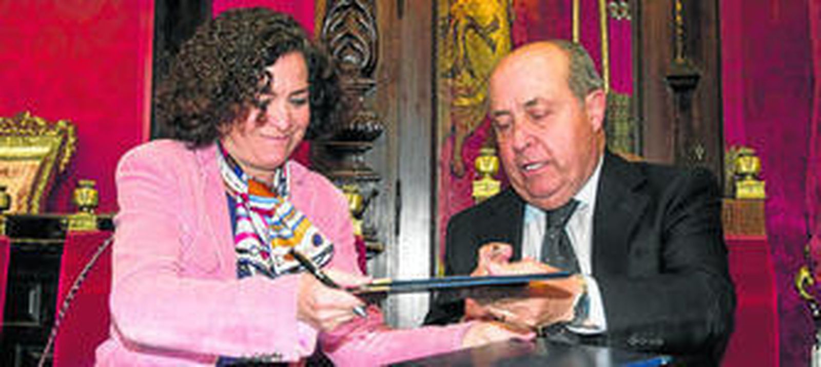 El alcalde de Granada y la rectora de la UGR firmaron ayer un convenio para garantizar la colaboración entre ambos en temas ambientales.