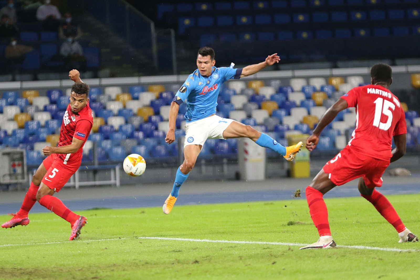 Hirving Lozano remata un balón en un duelo europeo con el AZ Alkmaar.