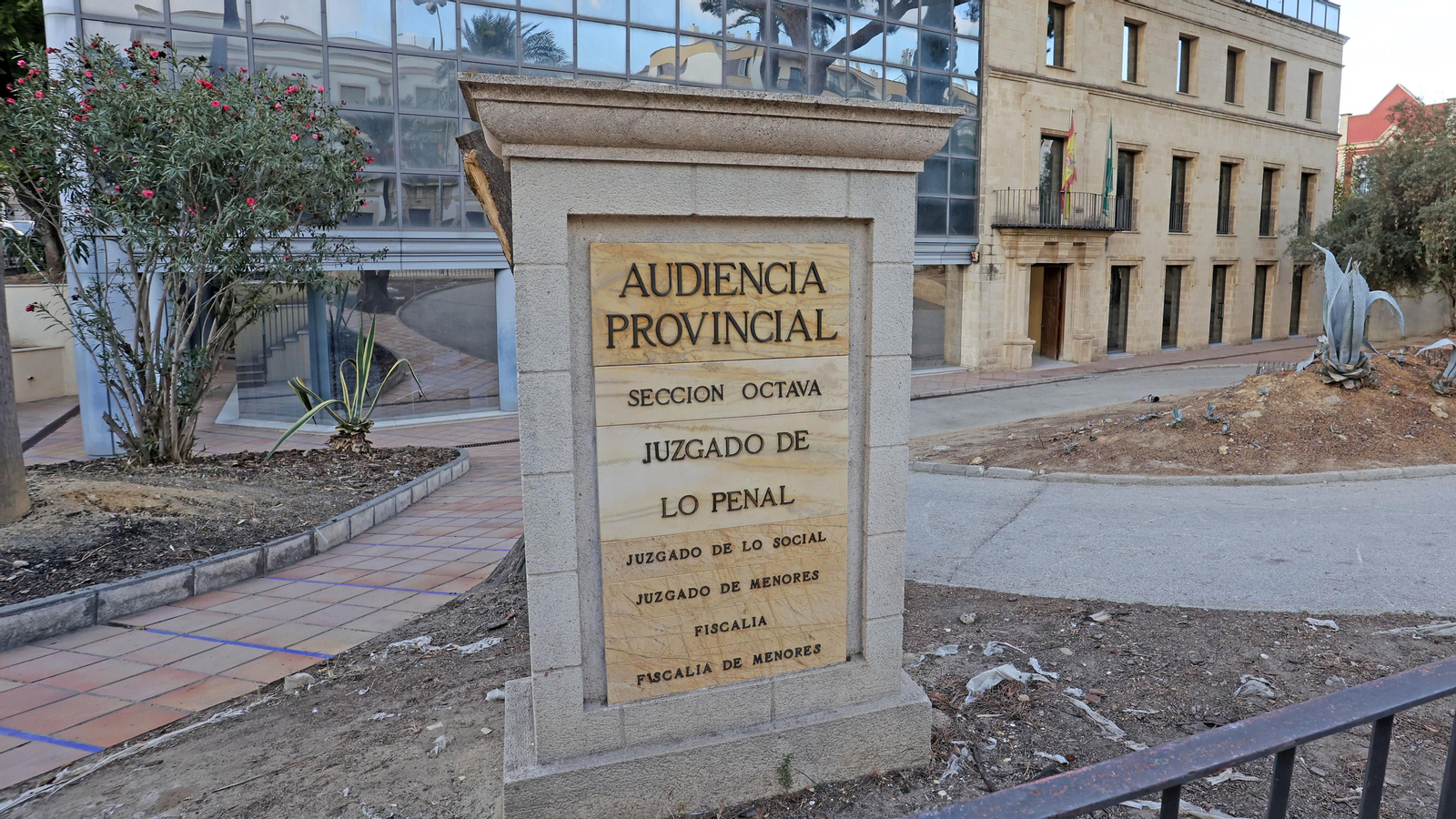 Exterior de la sede jerezana de la Audiencia Provincial en la avenida Alcalde Álvaro Domecq.