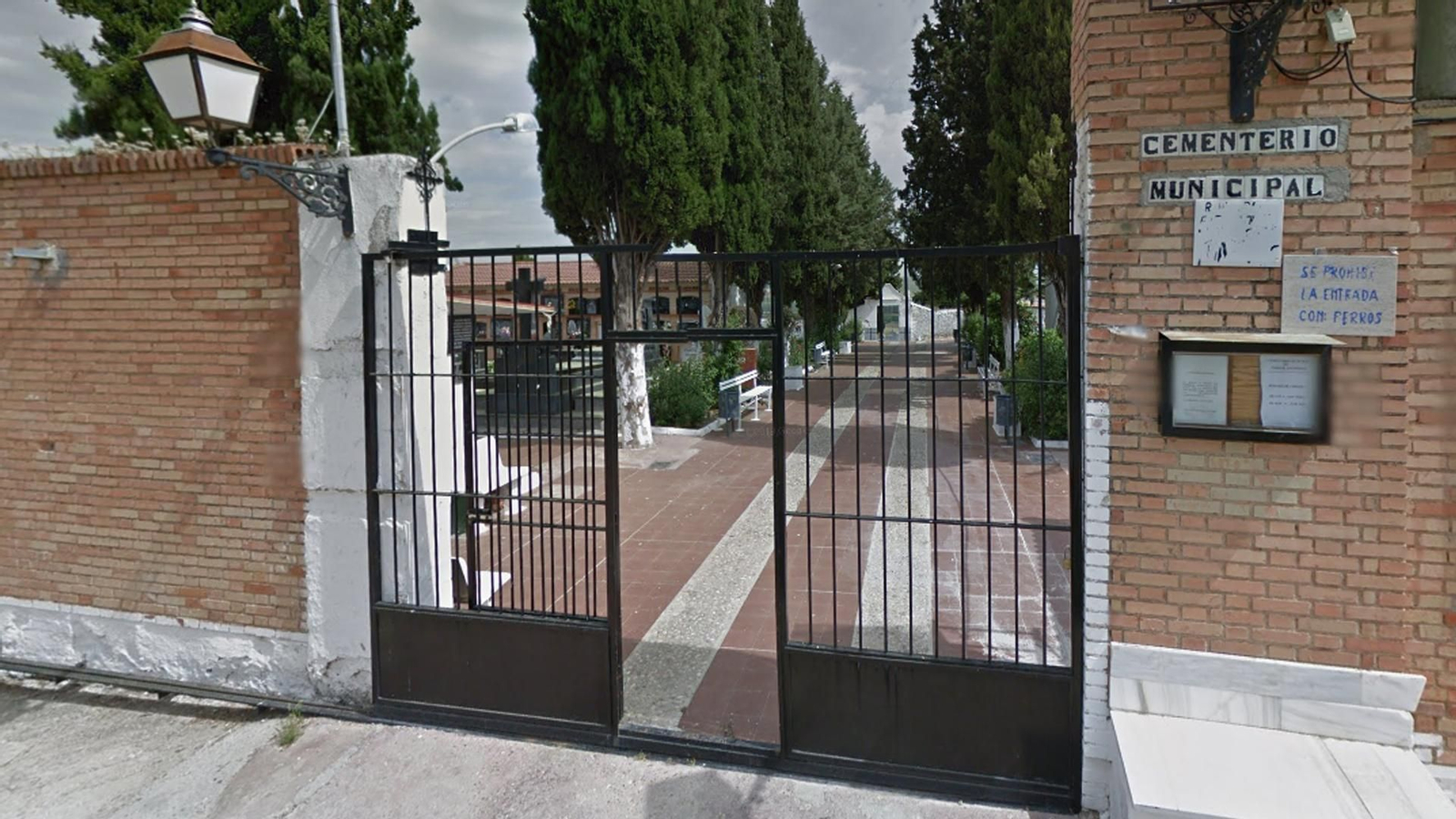 Acceso a las instalaciones del cementerio de Torreblascopedro