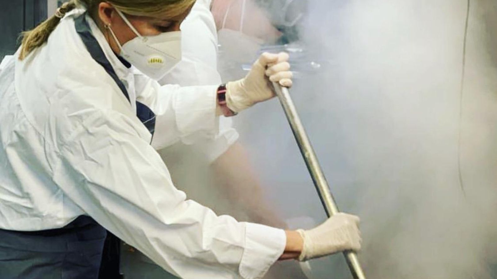 Sofía de Wessex limpia tras preparar comida a los sanitarios.