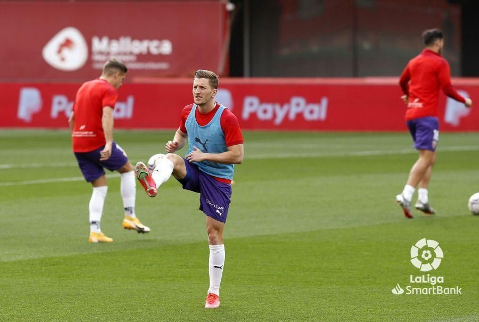 Balliu en el calentamiento previo al duelo ante el Mallorca