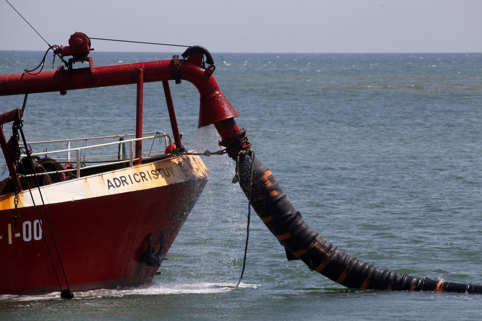 El inicio de los trabajos de regeneración de la arena en la playa de El Portil