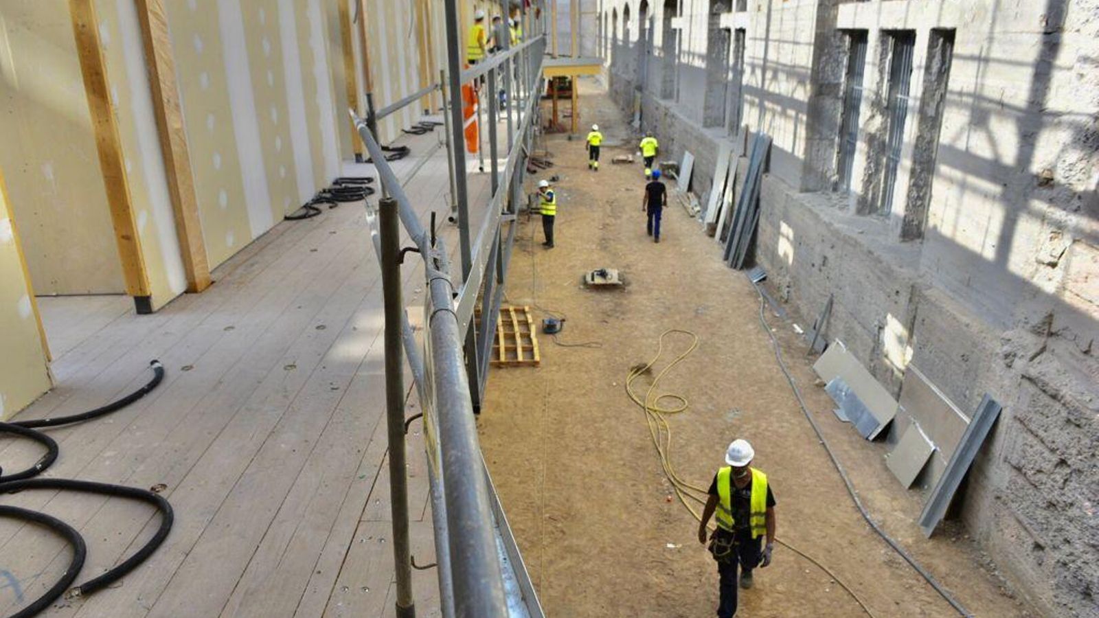 El montaje de la estructura de madera está casi culminado.