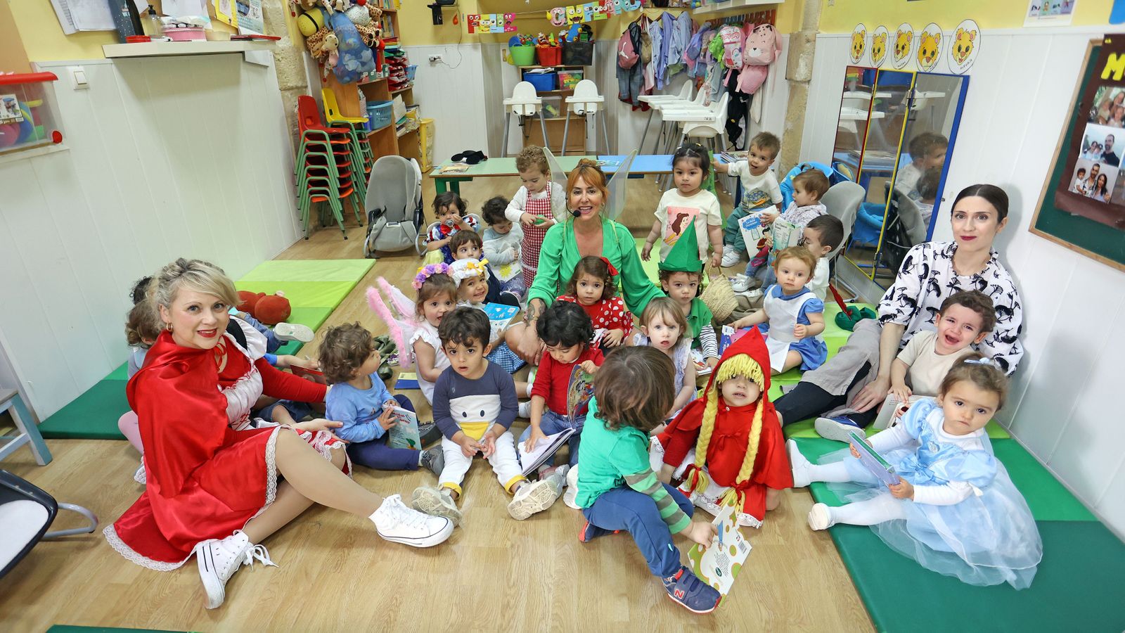 La guardería Centro se disfraza por el día del libro