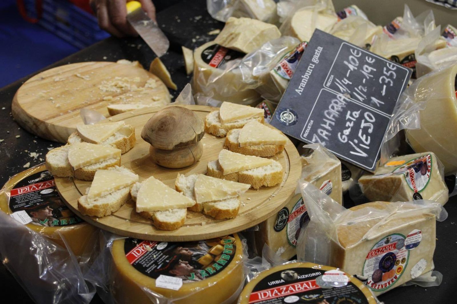 Un recorrido en imágenes por la Feria del Queso de Los Pedroches en Hinojosa del Duque