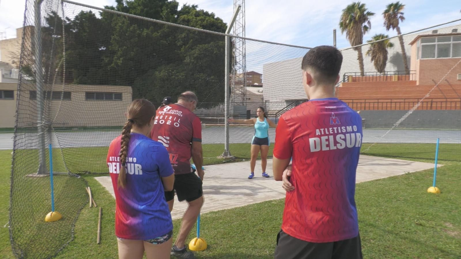 Varios deportistas en un entrenamiento en el polideportivo de Motril