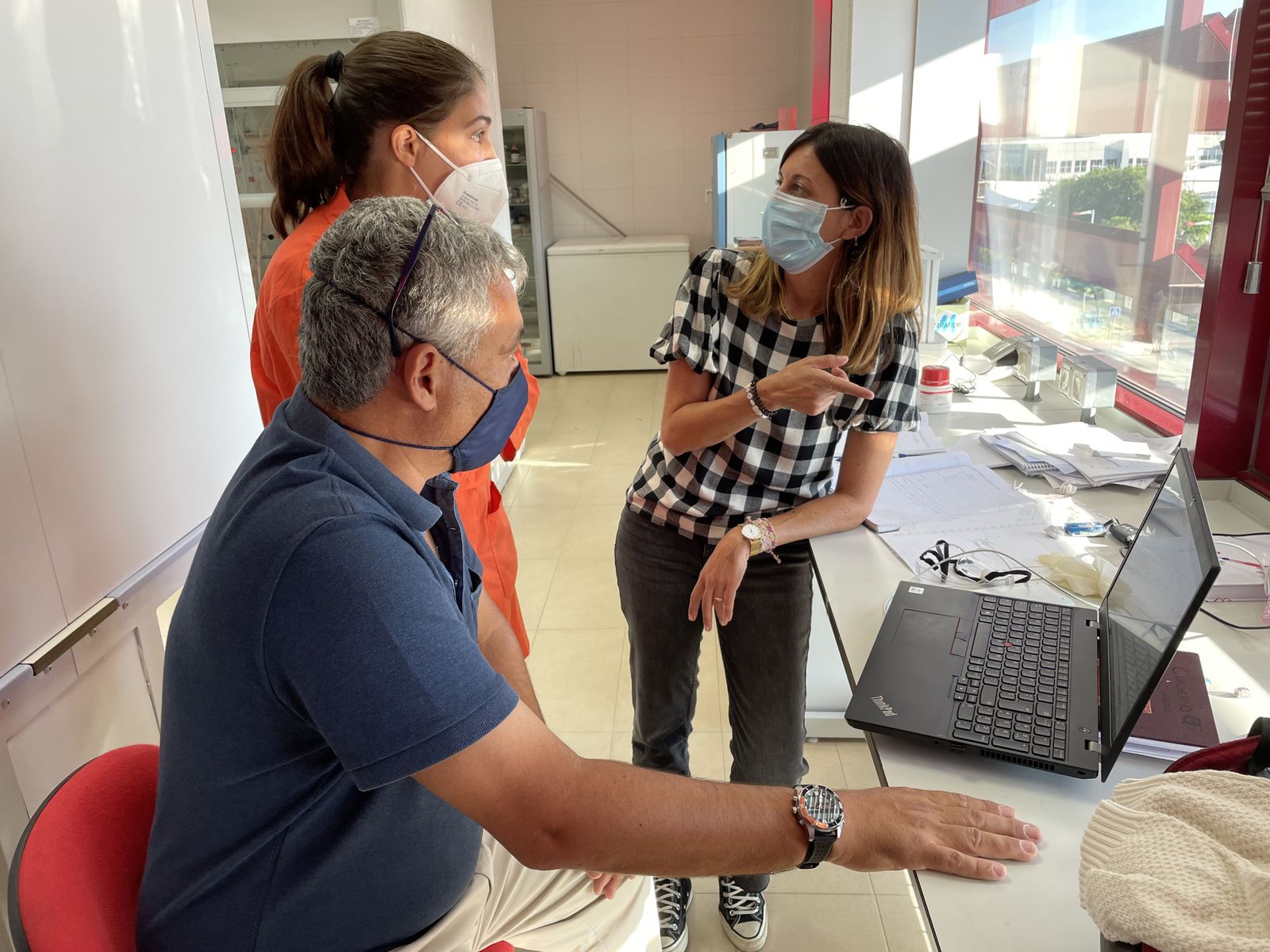 Elena Borrego junto a los directores de la tesis.