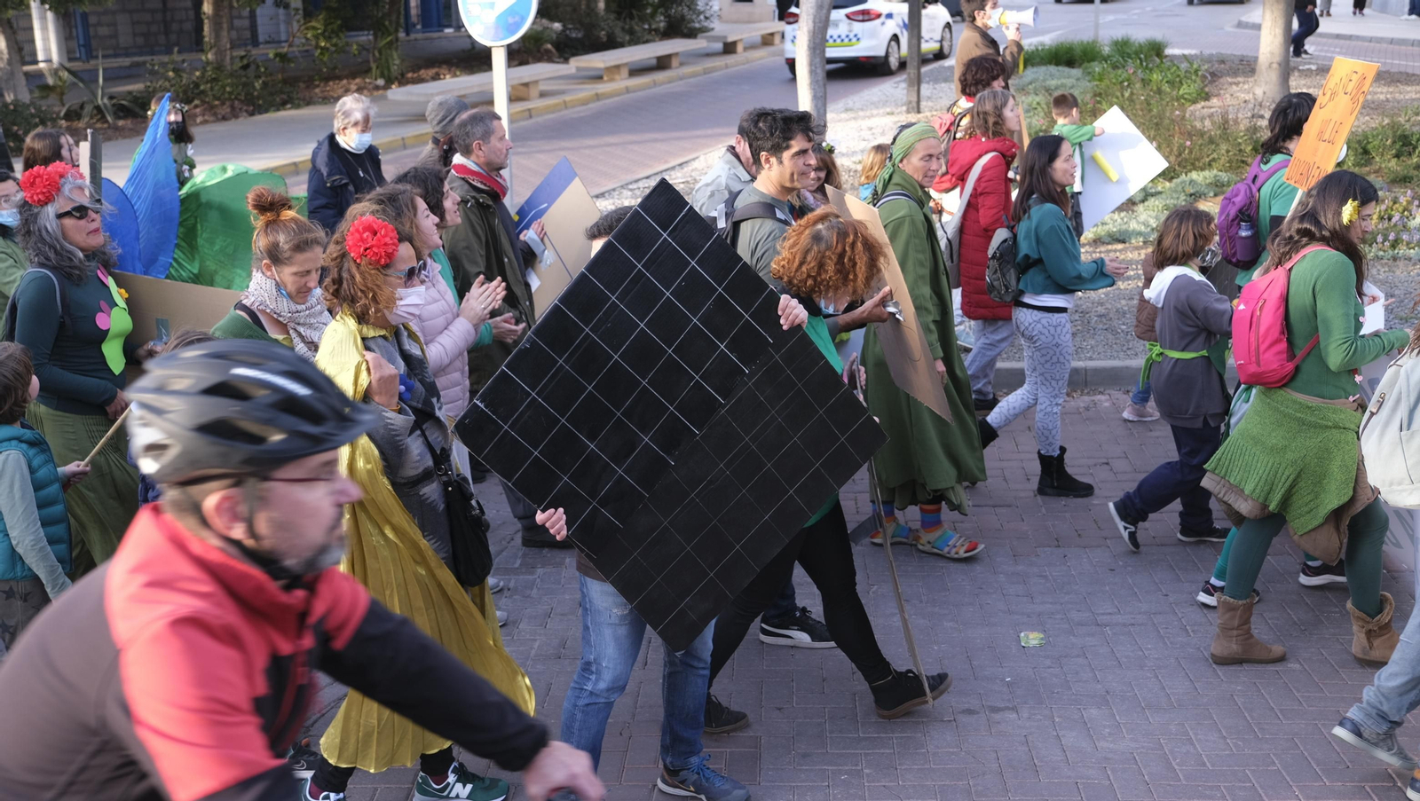 Fotogalería manifestación a favor de energías renovables ordenadas. Almería