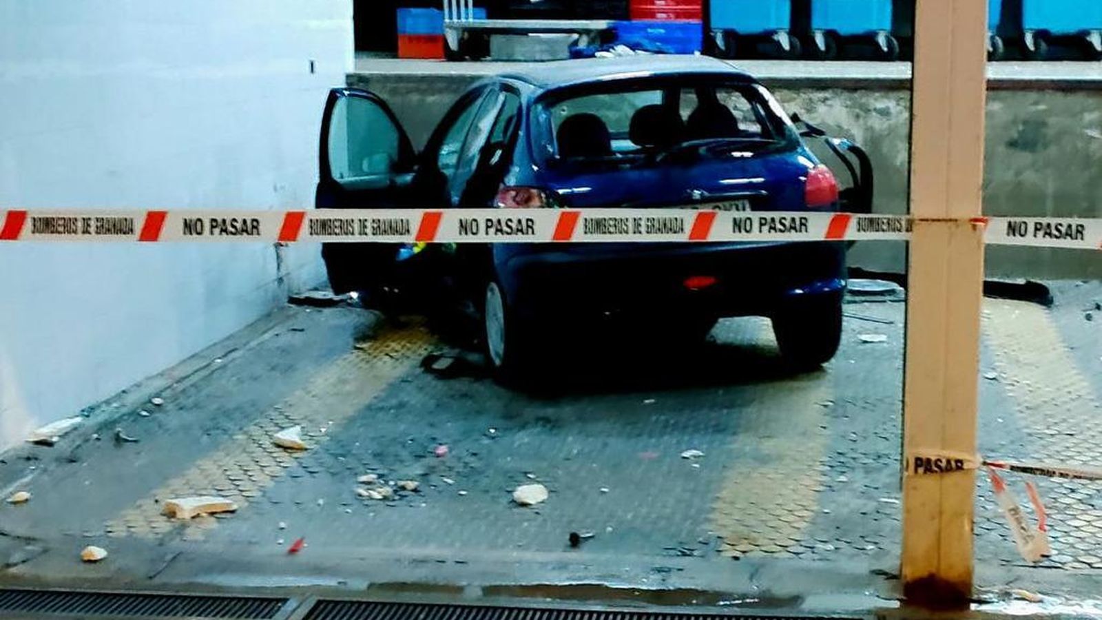 Coche siniestrado en Merca 80