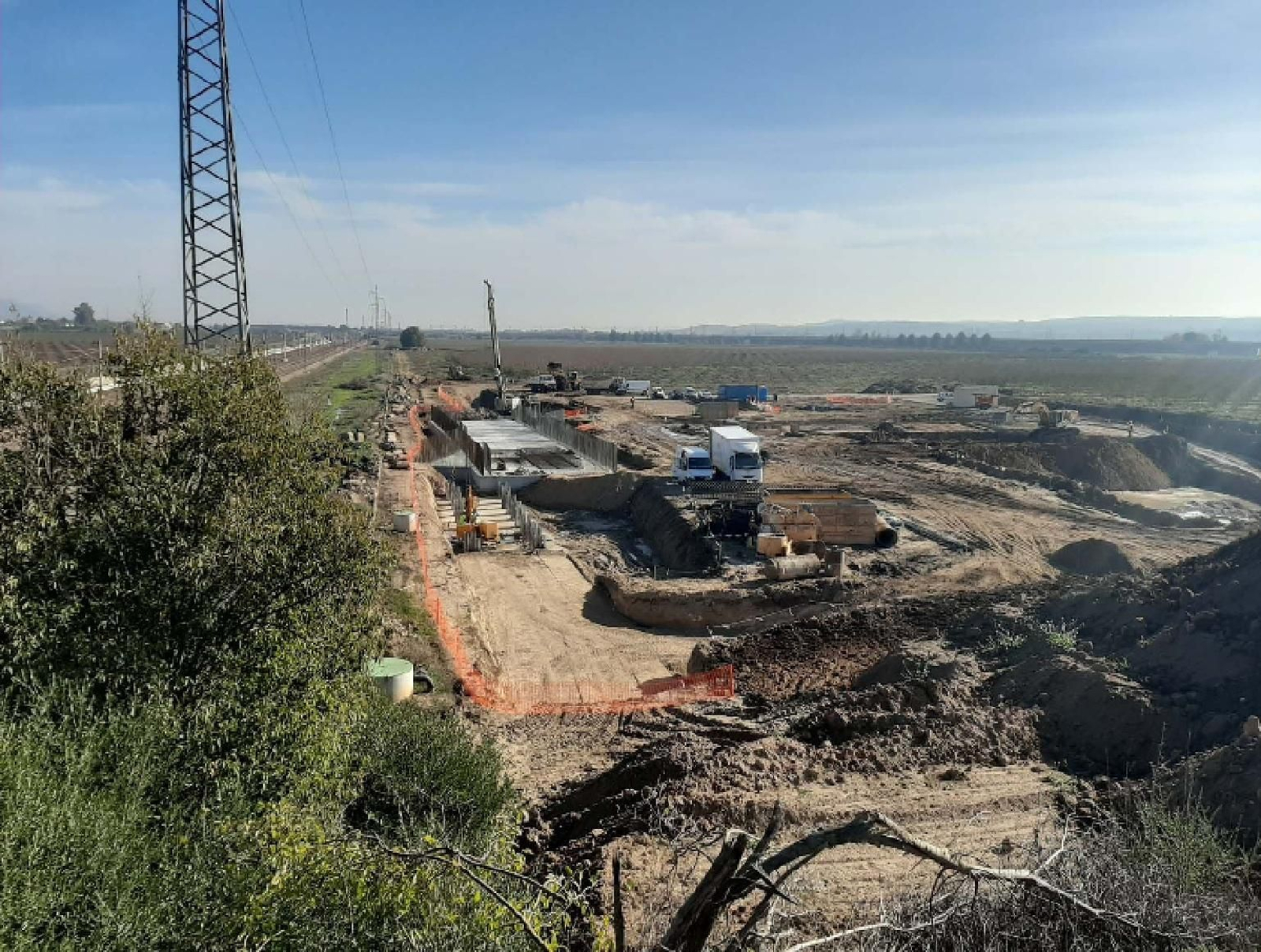 Pérgola para el paso de la vía convencional bajo el futuro baipás en Almodóvar del Río.