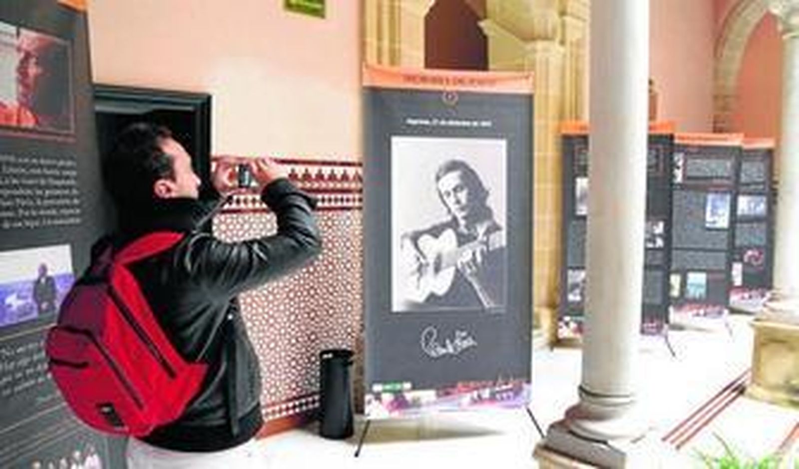 Un visitante saca fotos del Centro durante la exposición que se dedicó a Paco de Lucía.