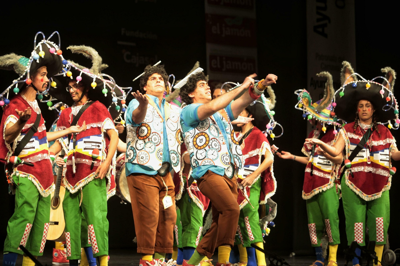 La chirigota de Puerto Real, en el escenario junto a 'Los burritos'.