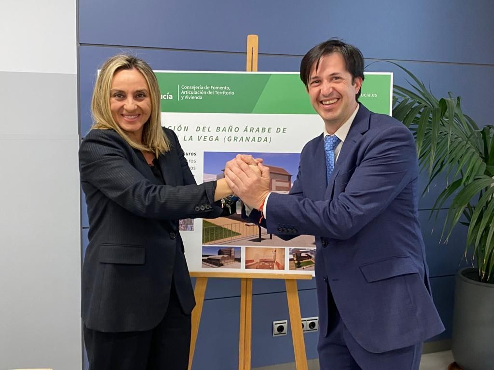 La consejera y el alcalde de Churriana sellan el proyecto de recuperación de los Baños Árabes del municipio