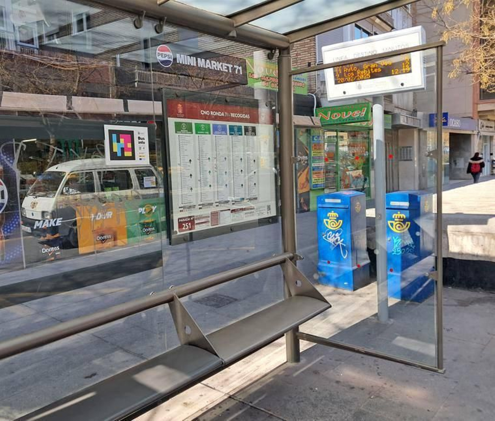 Paneles informativos en las marquesinas de autobús.