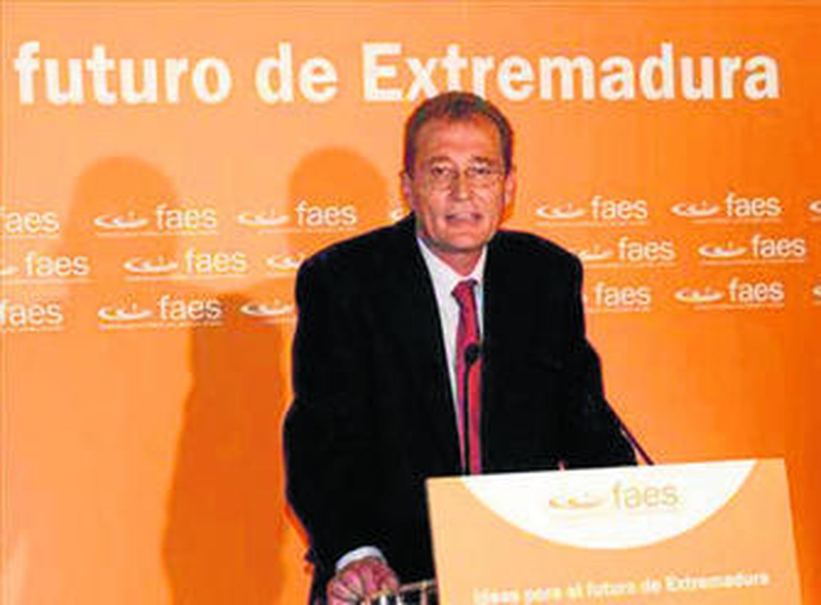 El presidente de Caja Rural de Extremadura, Román Prieto, en una comparecencia de prensa.