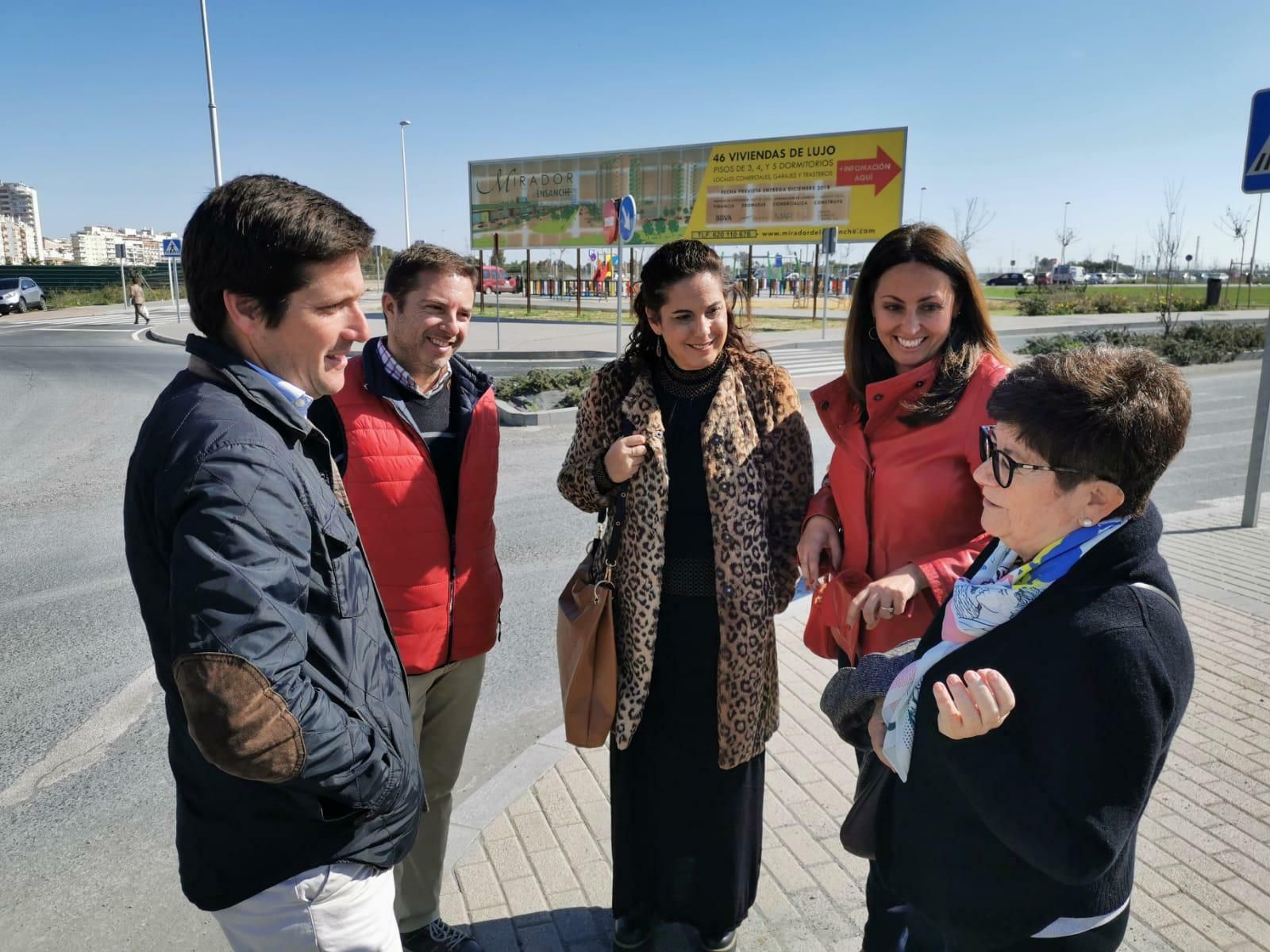 Los ediles de Ciudadanos y la delegada de Educación, con representantes vecinales.