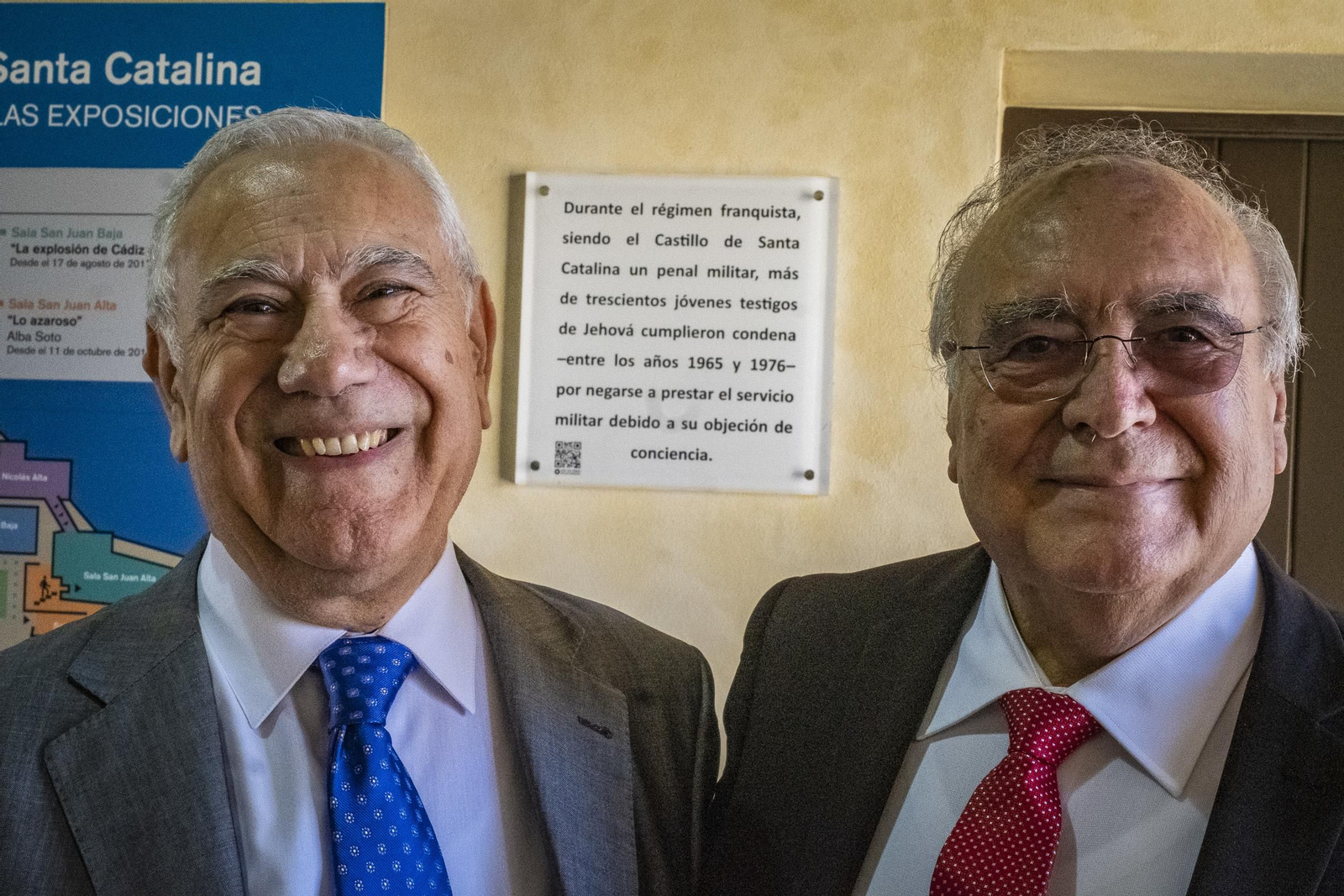 Fernando Marín y Ángel Sánchez posan delante de la placa descubierta en el castillo de Santa Catalina.