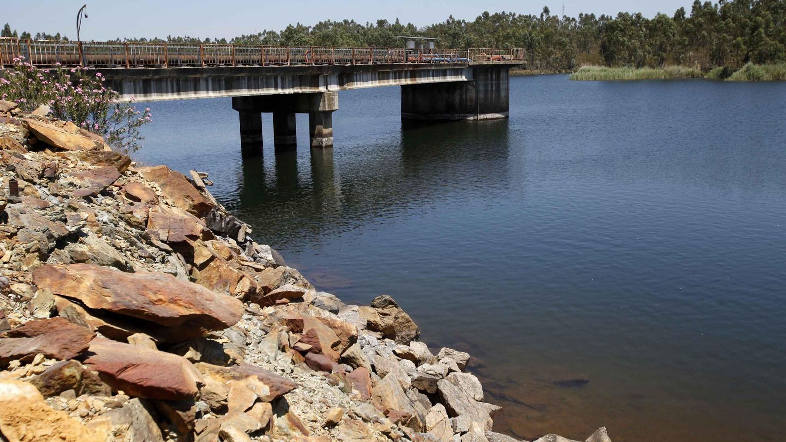 Palafito para la extracción de agua para riego de la CRAM