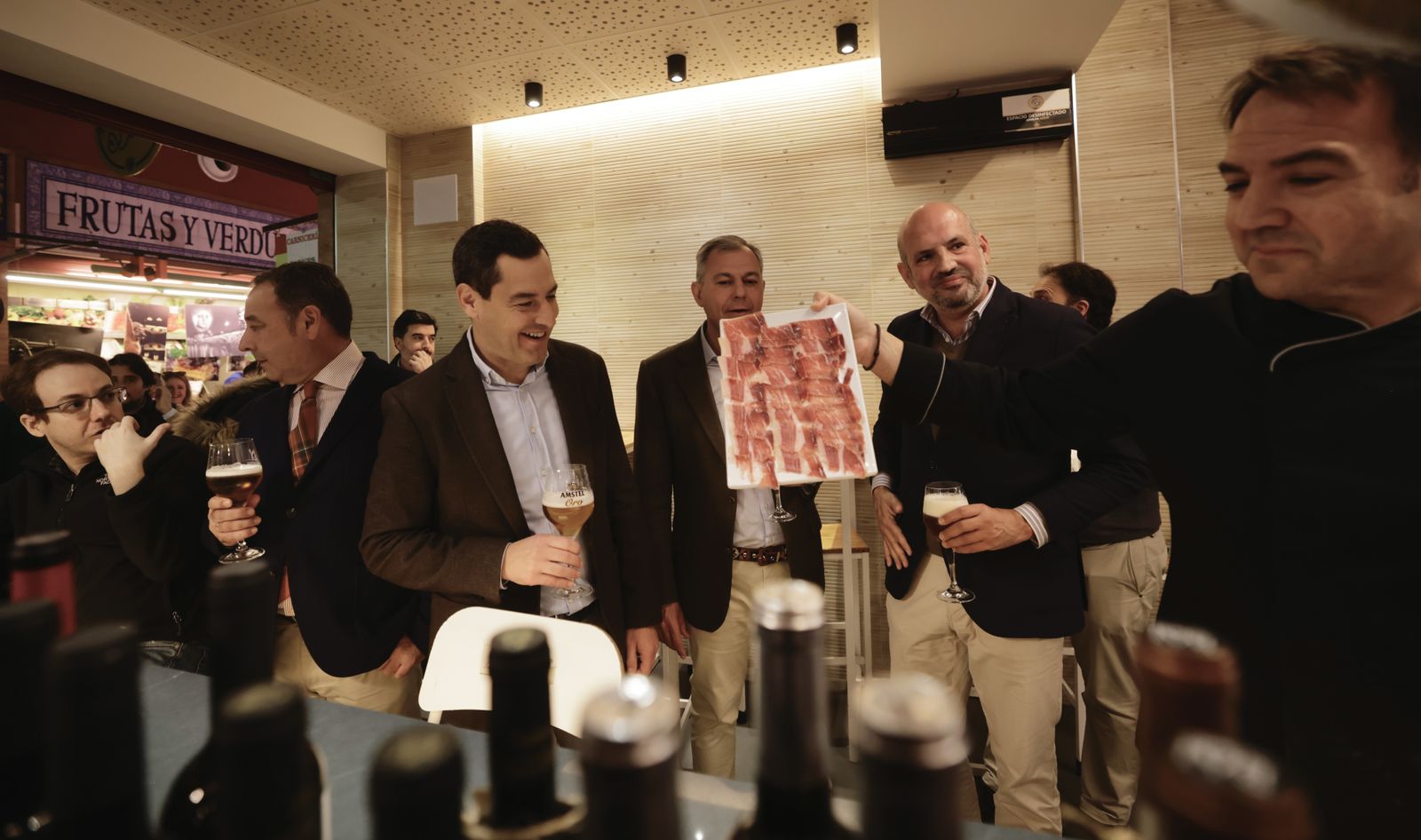 Juanma Moreno y José Luis Sanz visitan el mercado de Triana de Sevilla