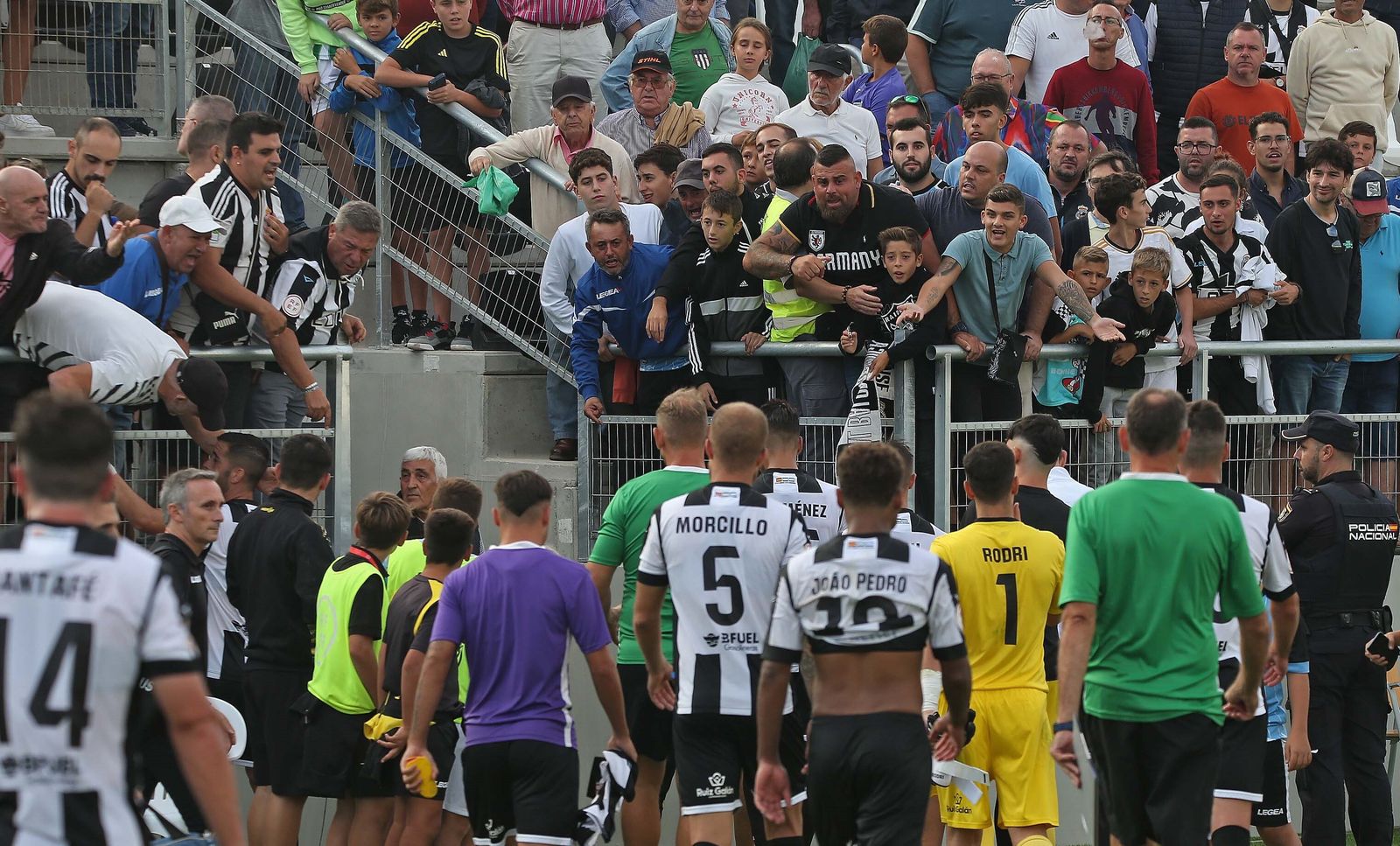 Aficionados de la Balona abroncan a los jugadores tras su última derrota en casa