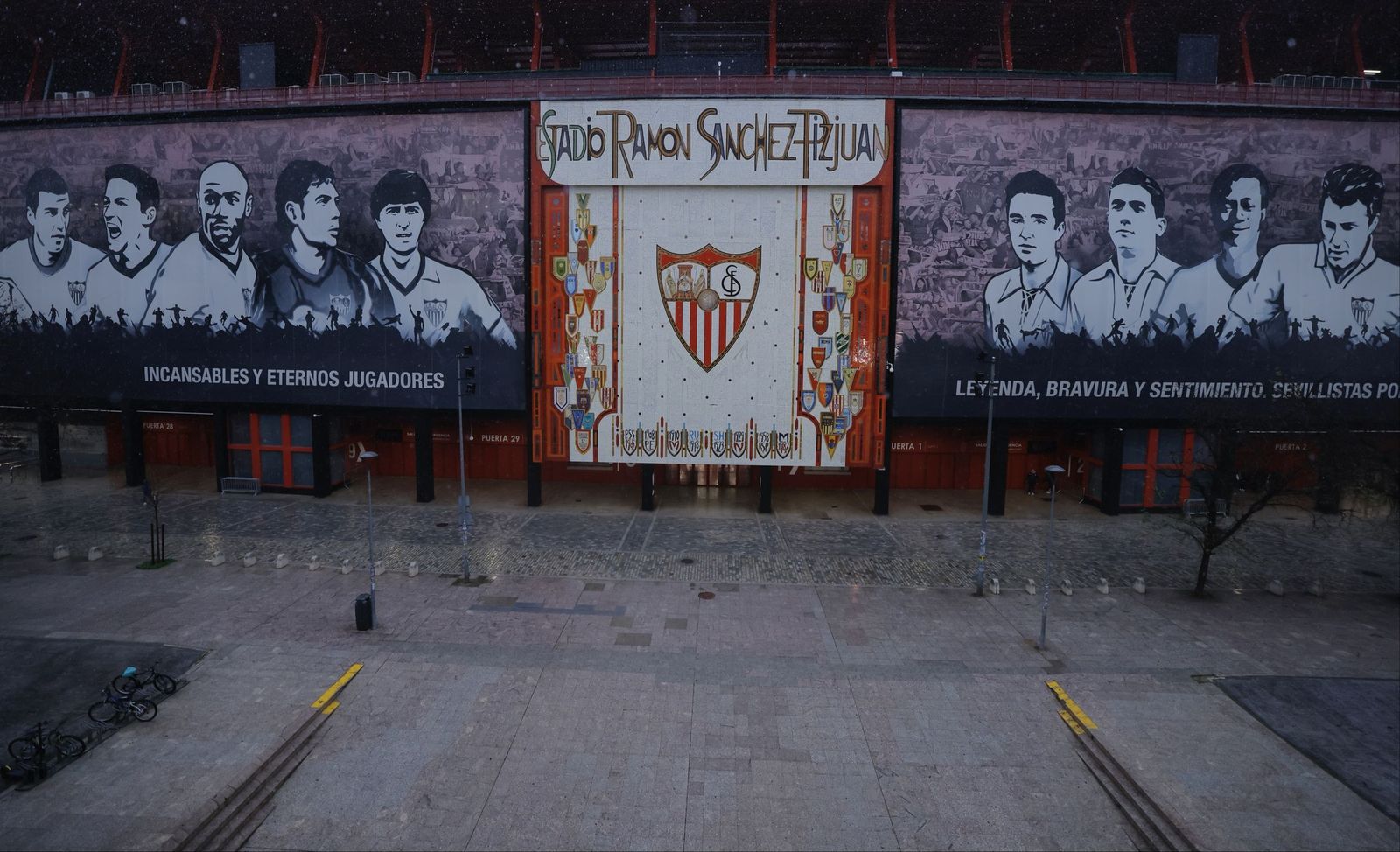 La lluvia arrecia en las inmediaciones del Estado Ramón Sánchez Pizjuán