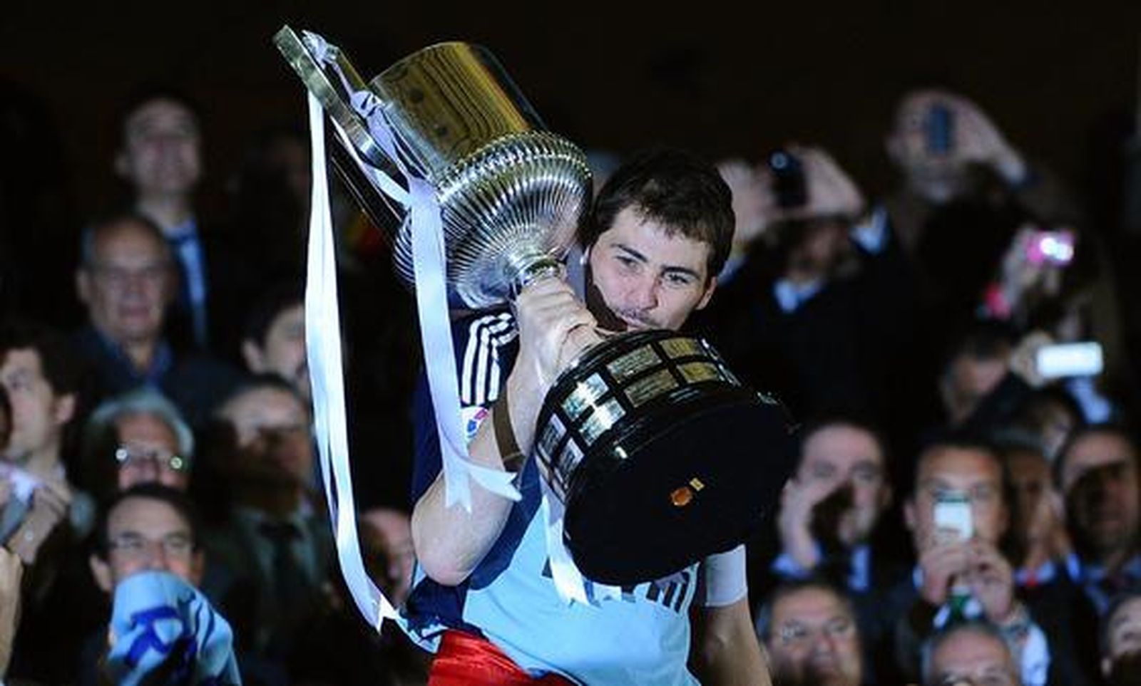 Casillas besa la Copa del Rey antes de levantarla como capitán del campeón. / EFE