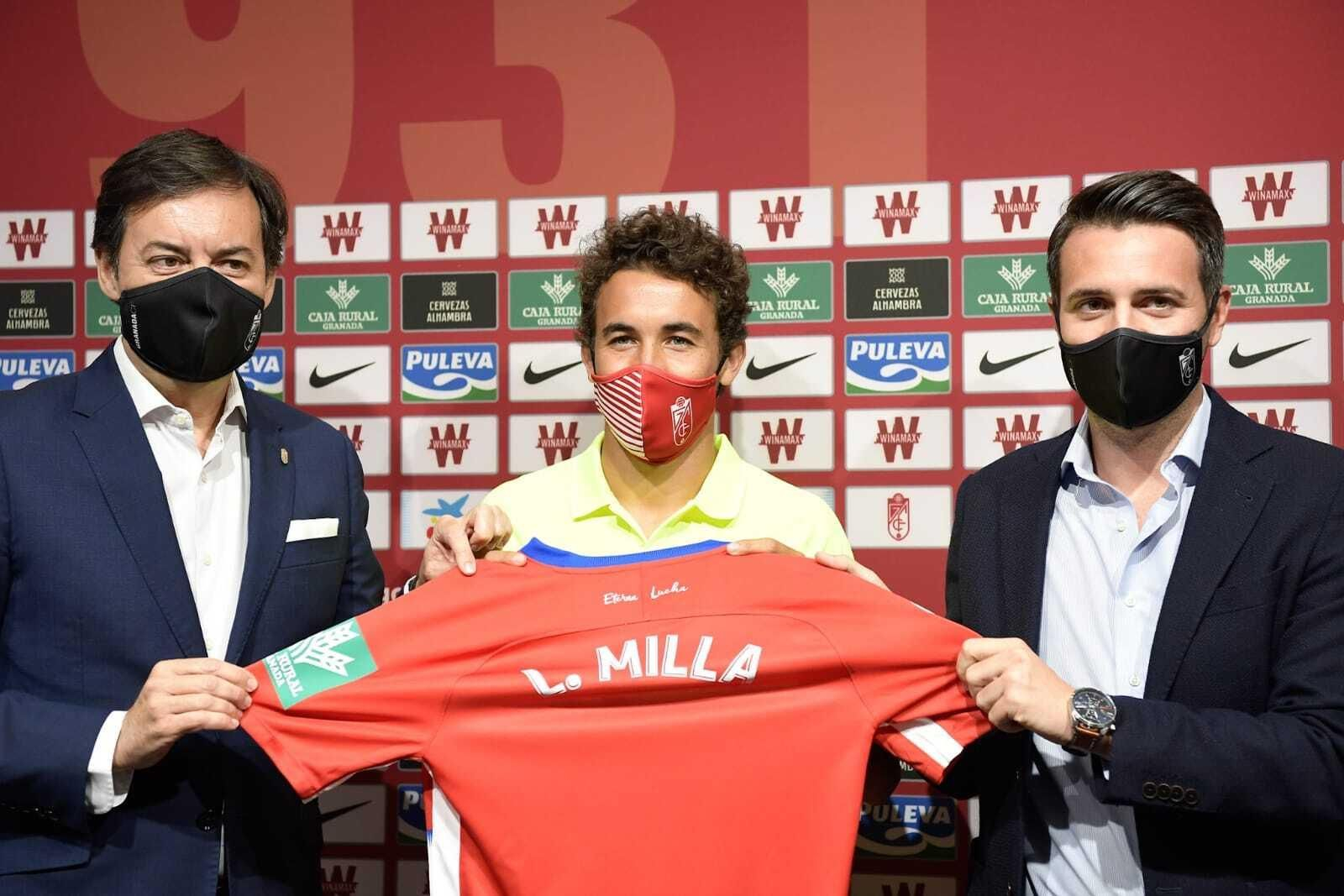Luis Milla posa con su nueva camiseta junto a Fran Sánchez (d) y Antonio Fernández Monterrubio (i)