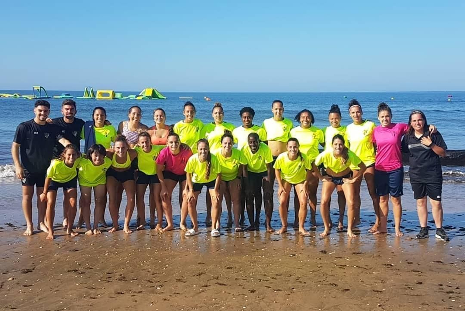 El Sporting Club de Huelva 2019-20, tras un entrenamiento en la playa. El Sporting Club de Huelva 2019-20, tras un entrenamiento en la playa.