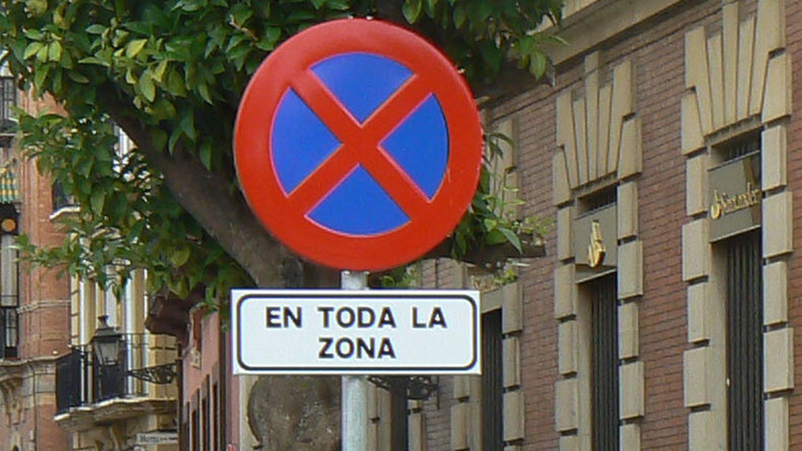 Una señal de tráfico que indica la prohibición de aparcar en toda la zona.