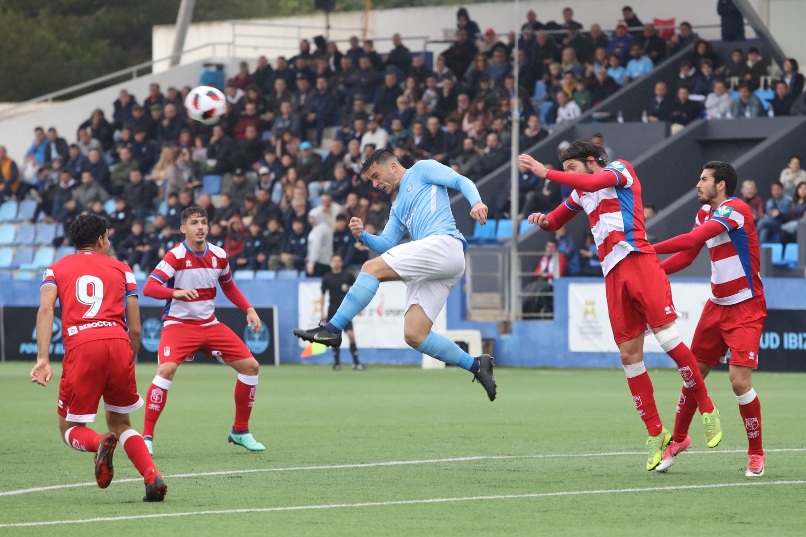 Un jugador del Ibiza trata de rematar ante la presencia de Ontiveros, Yael, Jean Carlos y Adri Rivas.